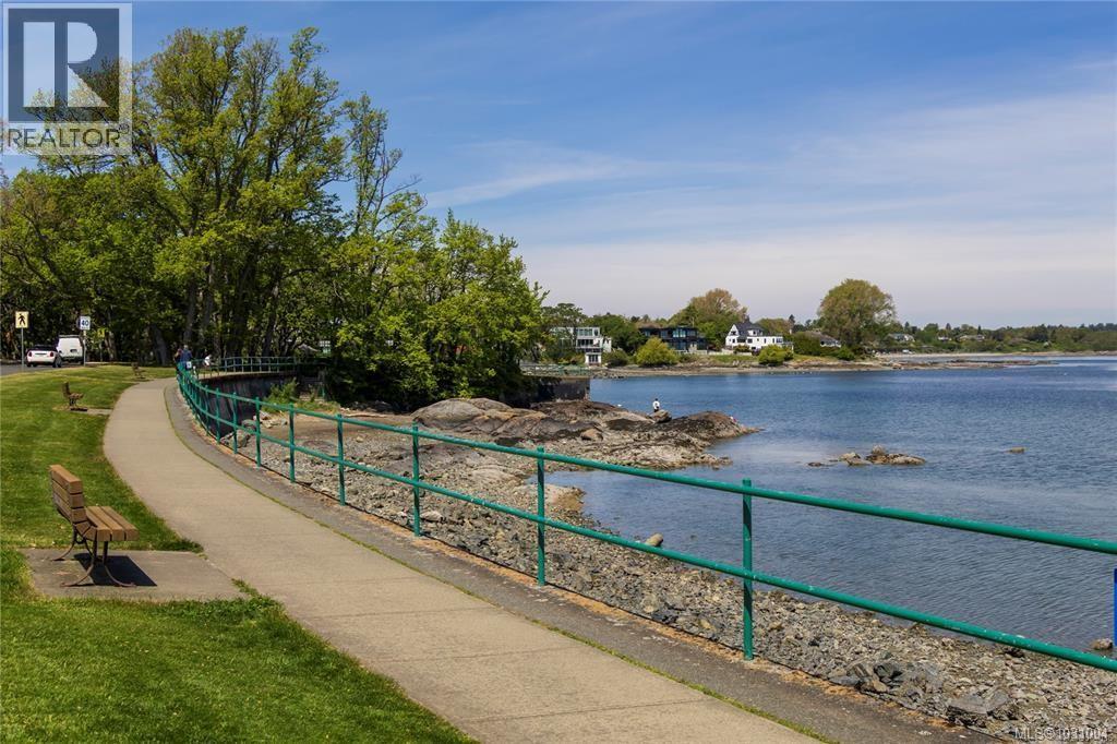 205 1450 Beach Drive, Oak Bay