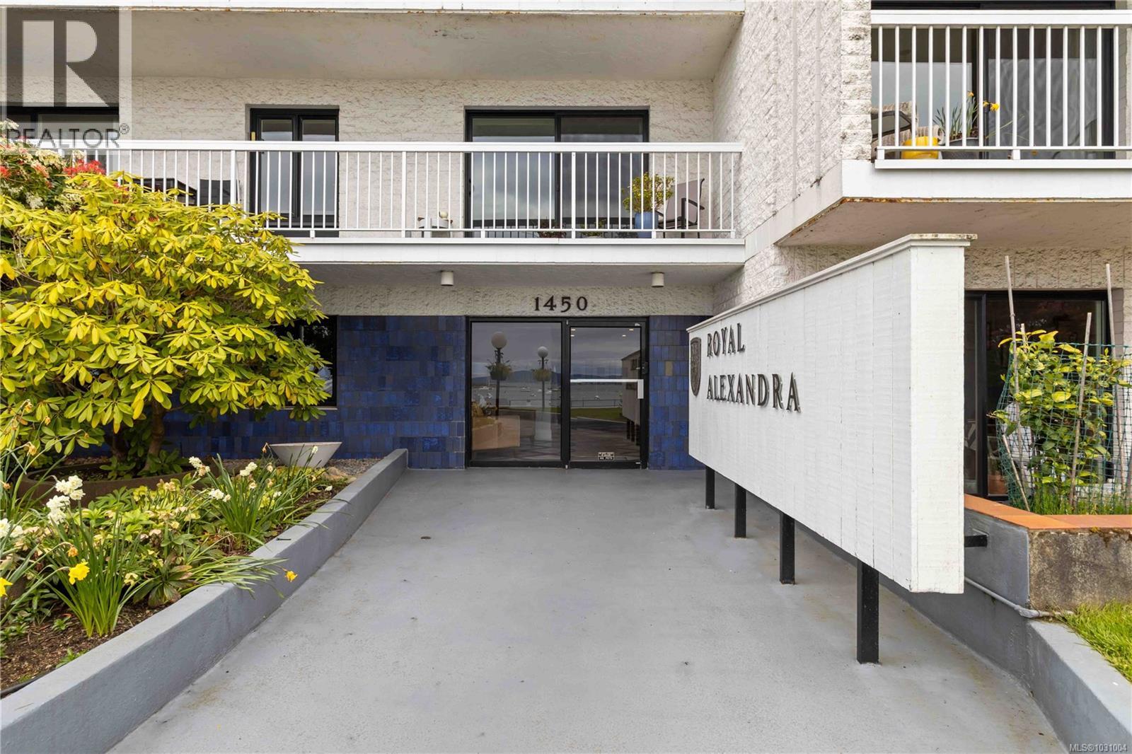 205 1450 Beach Drive, Oak Bay