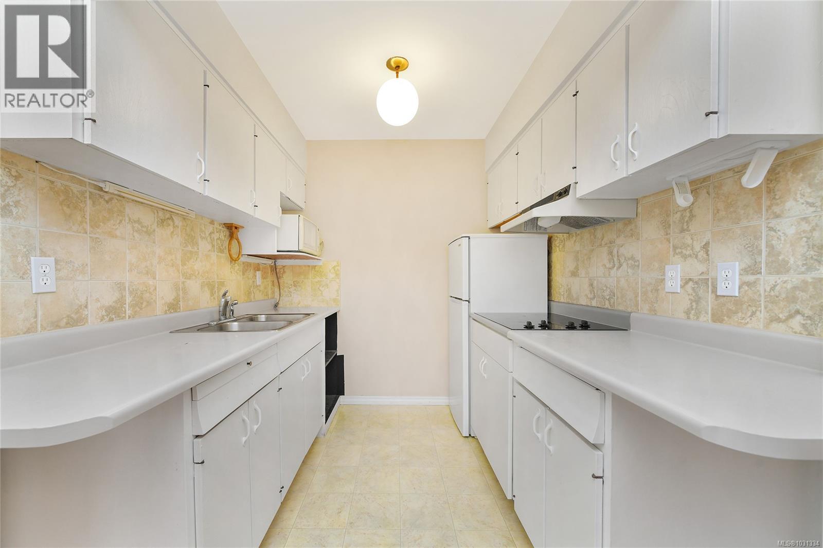 102 1400 Newport Avenue, Oak Bay