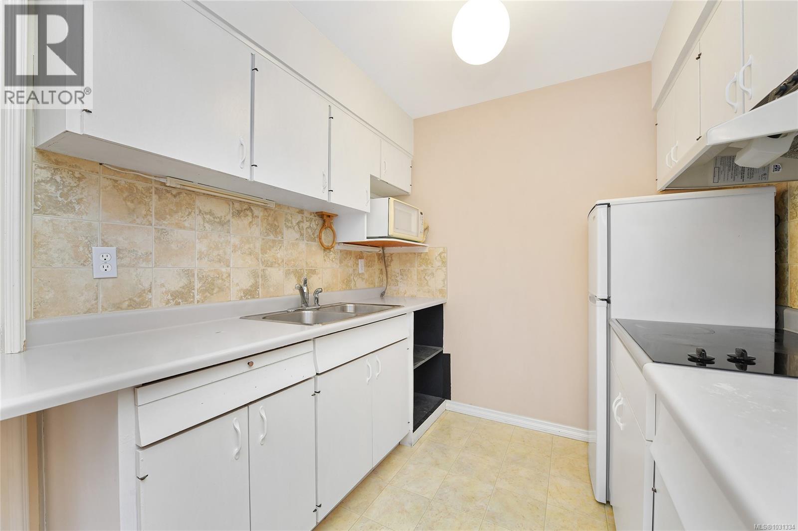 102 1400 Newport Avenue, Oak Bay