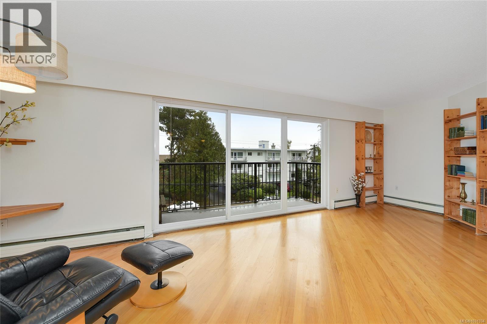 102 1400 Newport Avenue, Oak Bay