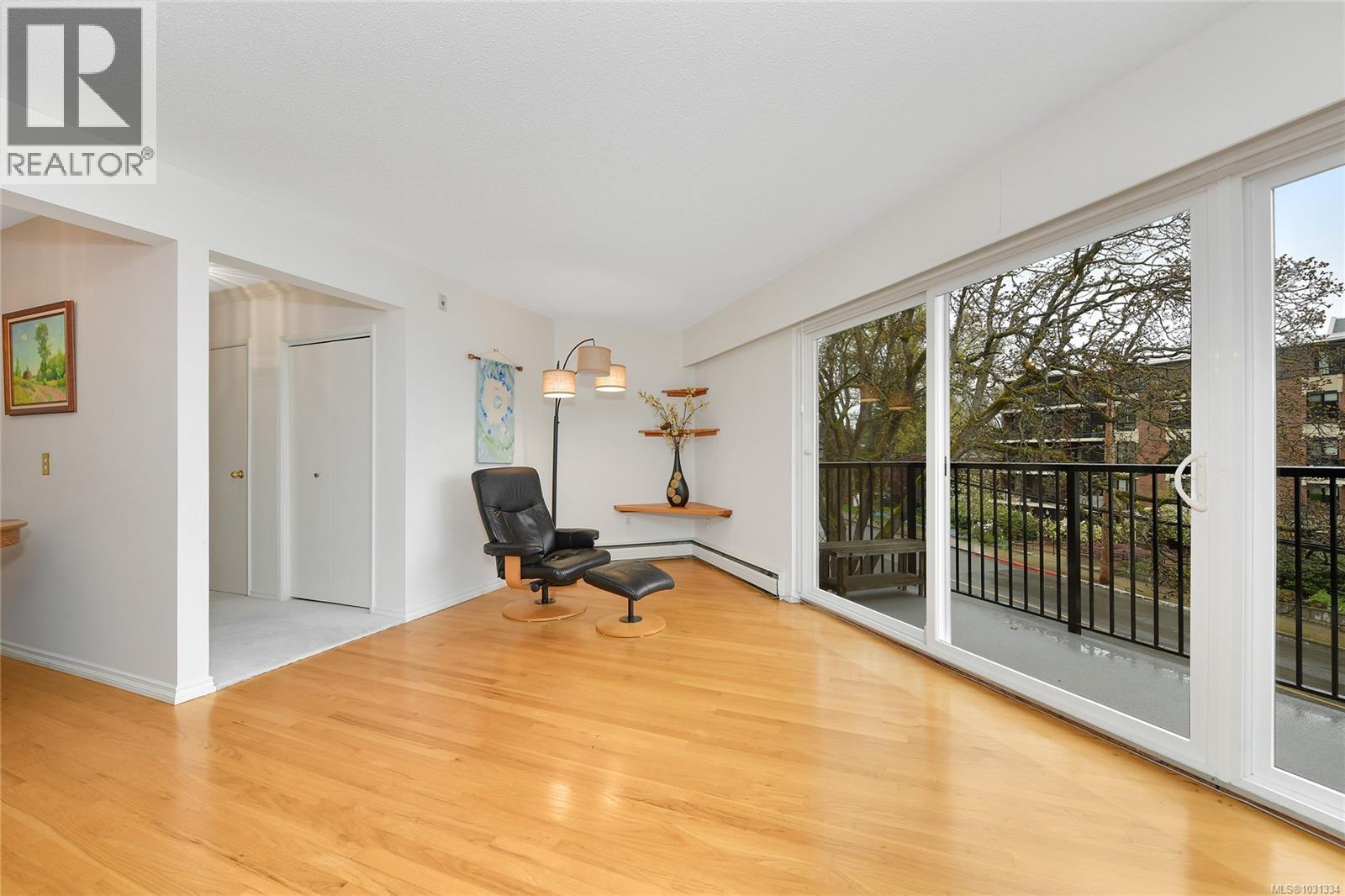 102 1400 Newport Avenue, Oak Bay