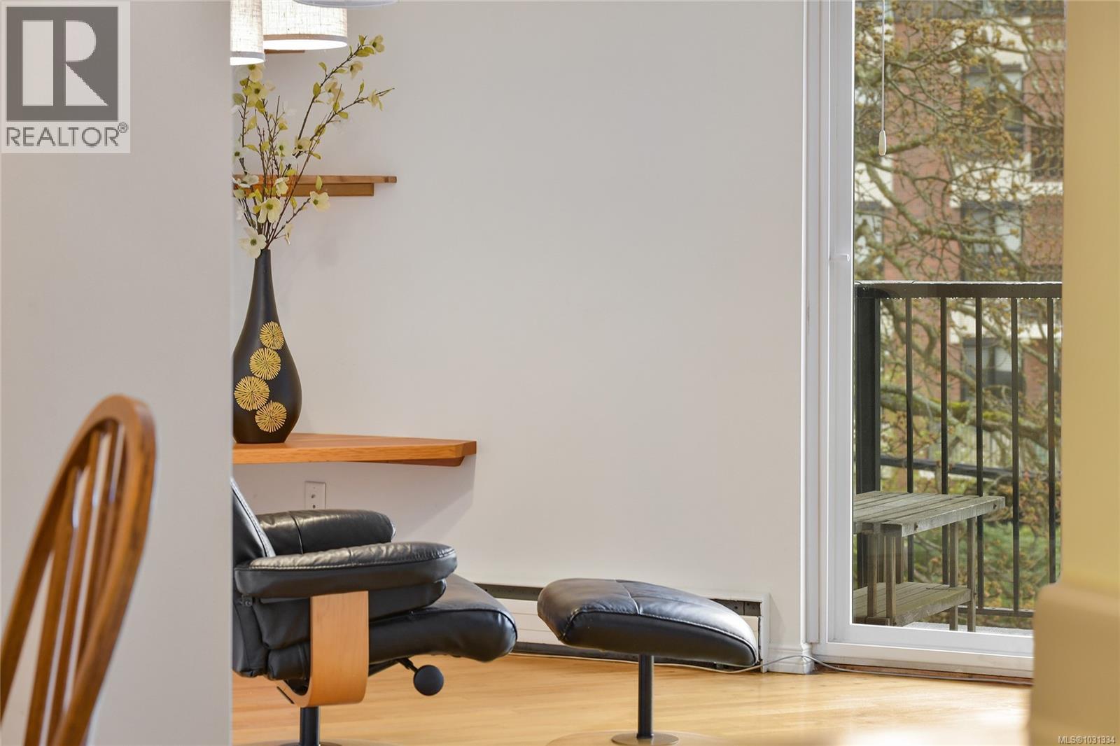 102 1400 Newport Avenue, Oak Bay