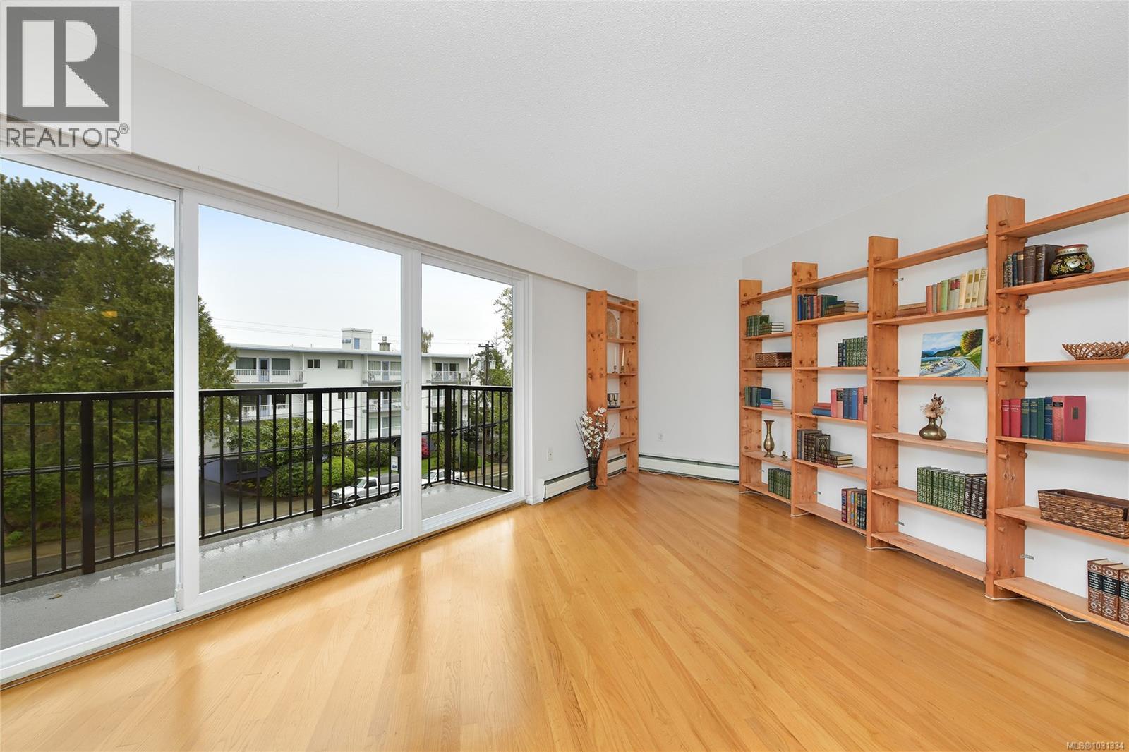 102 1400 Newport Avenue, Oak Bay