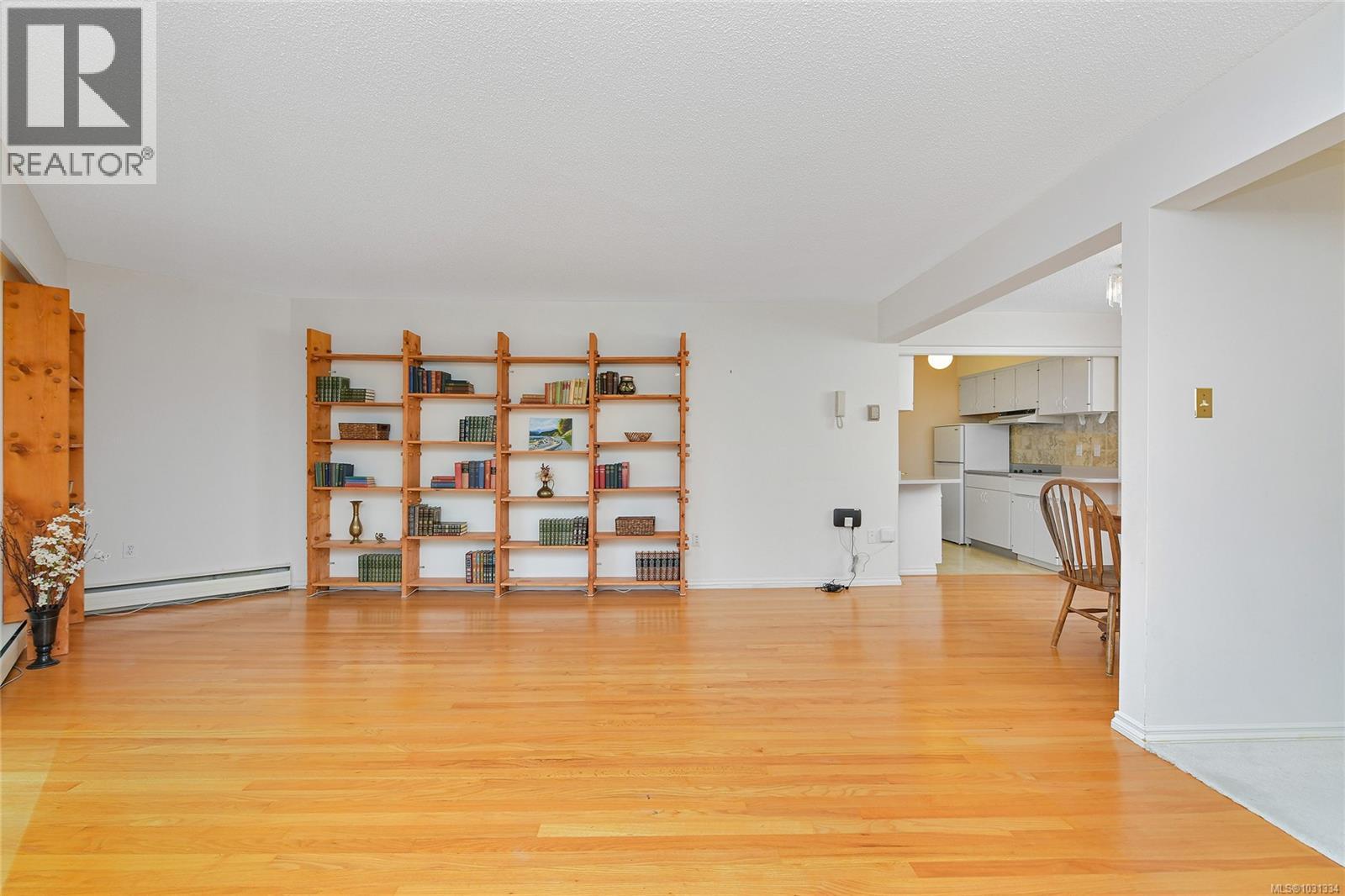 102 1400 Newport Avenue, Oak Bay