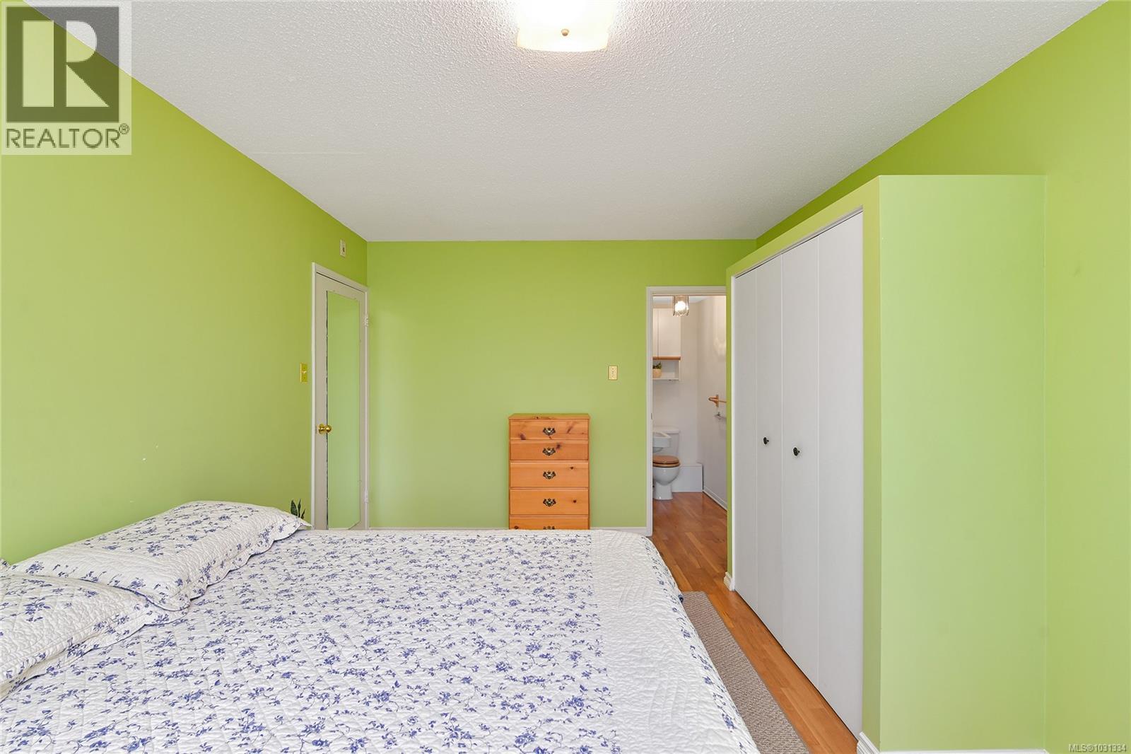 102 1400 Newport Avenue, Oak Bay