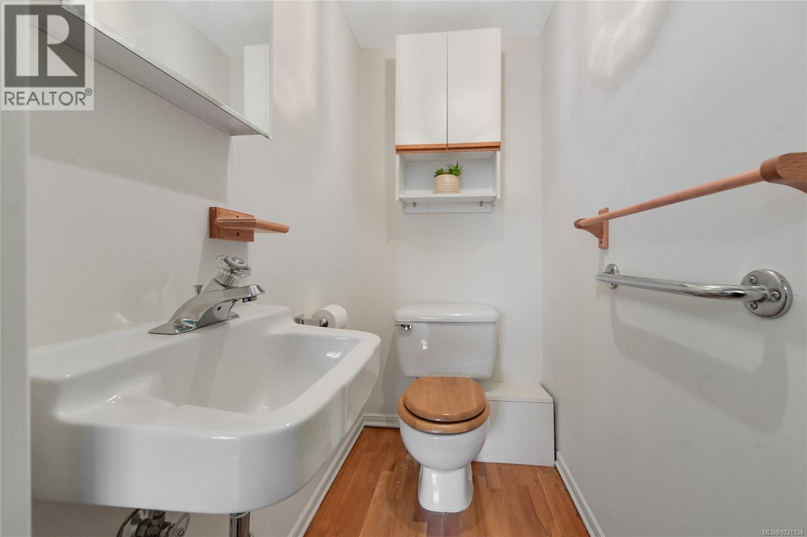 102 1400 Newport Avenue, Oak Bay