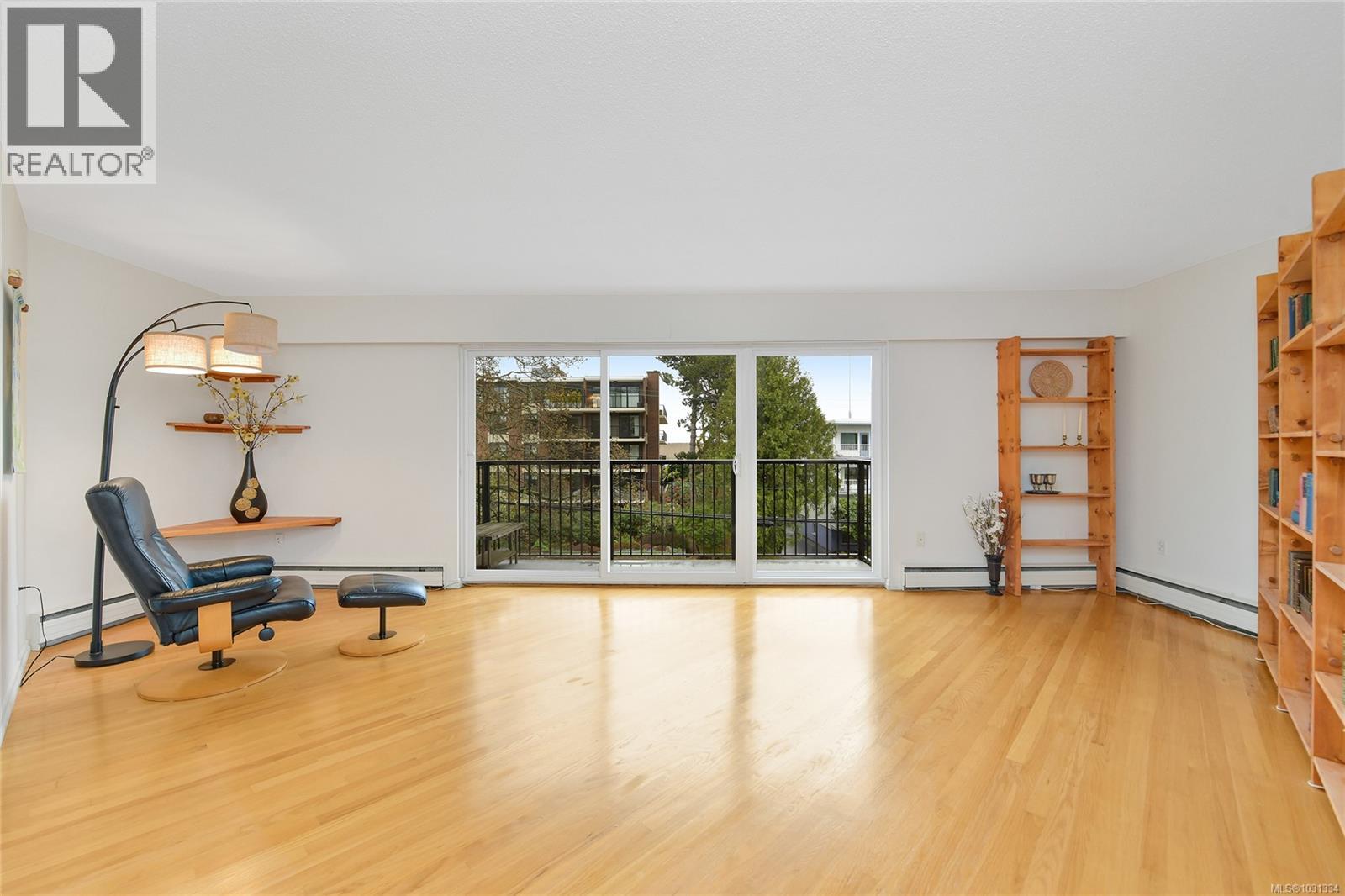 102 1400 Newport Avenue, Oak Bay