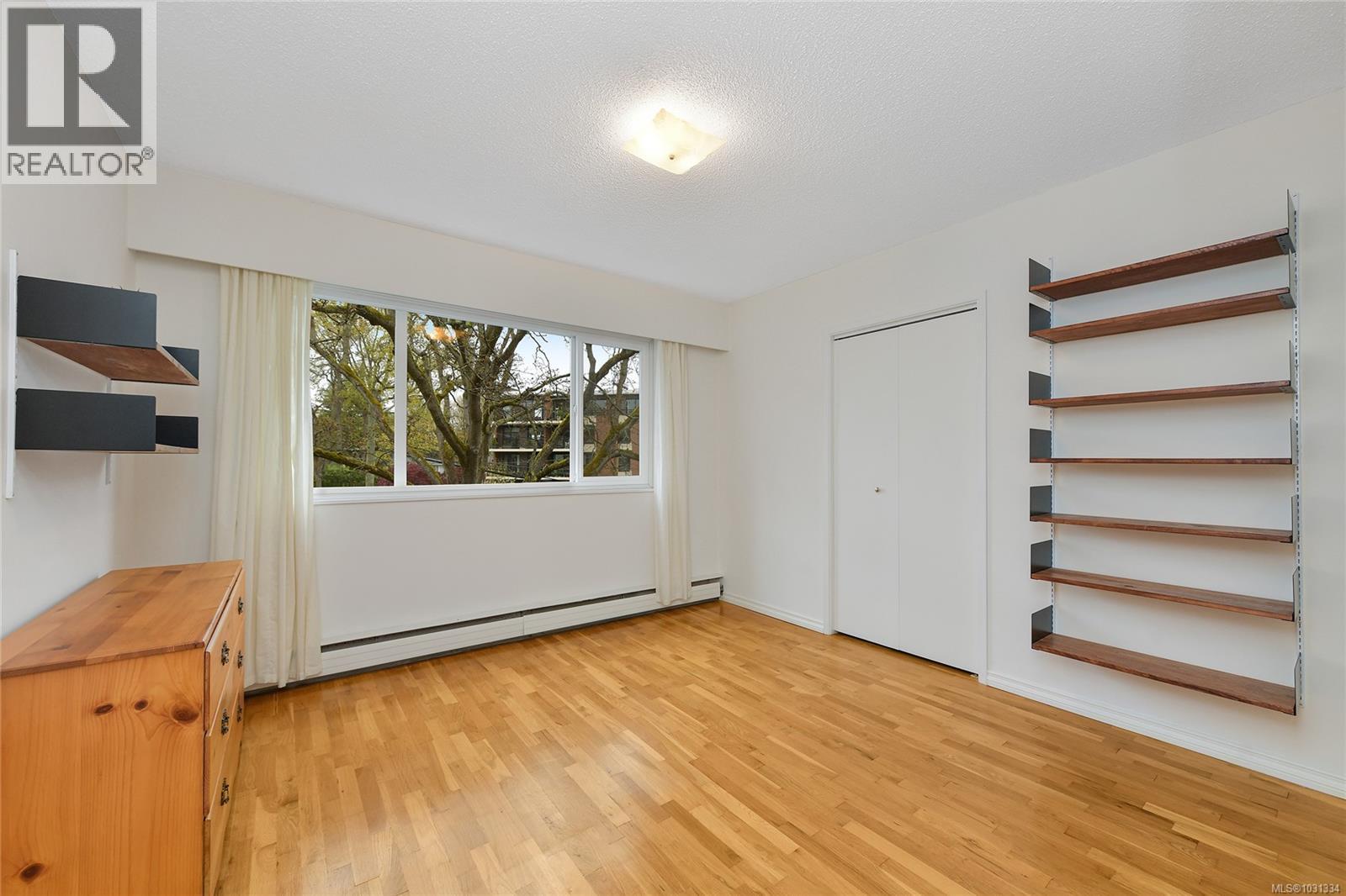 102 1400 Newport Avenue, Oak Bay