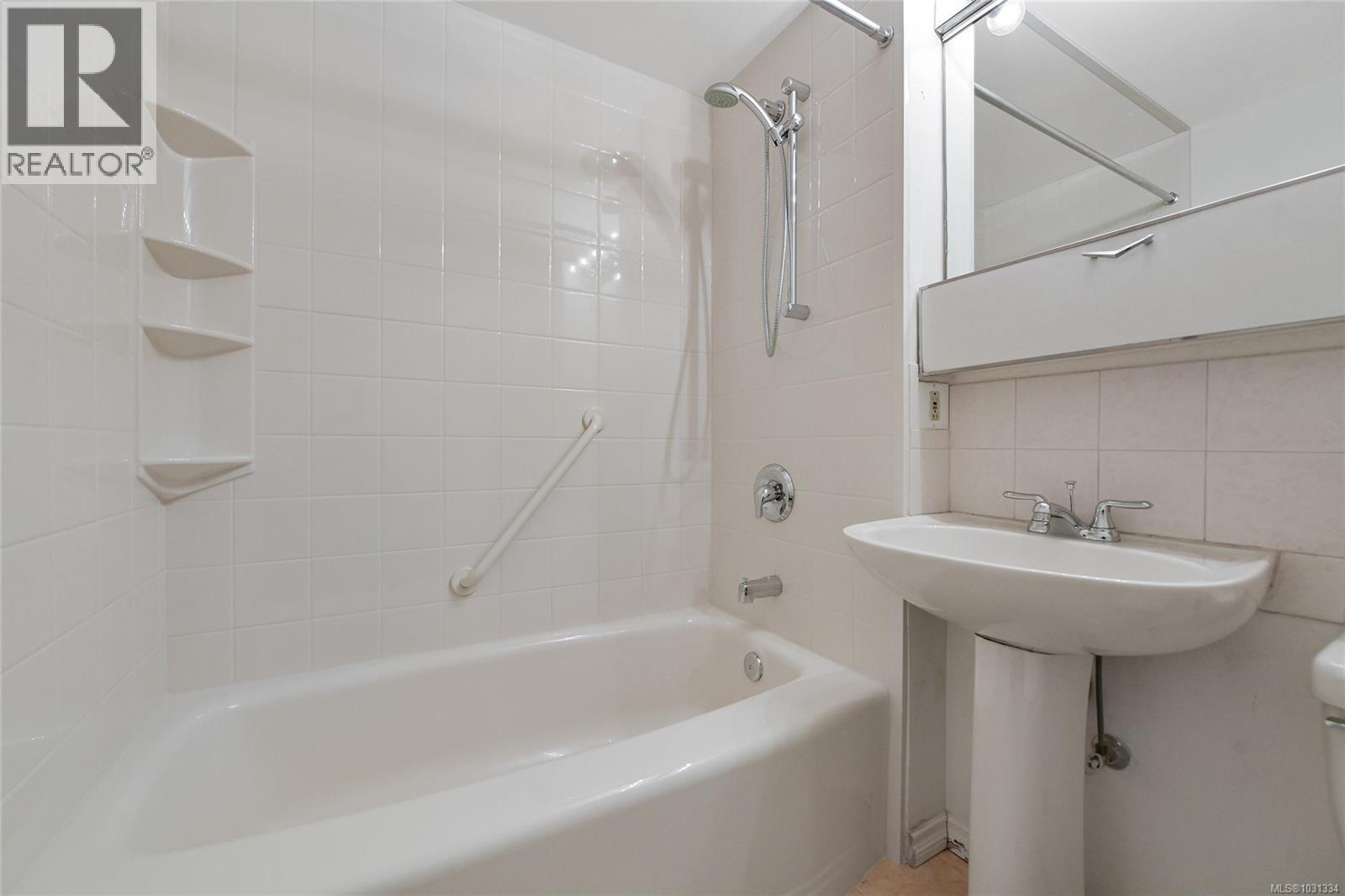 102 1400 Newport Avenue, Oak Bay