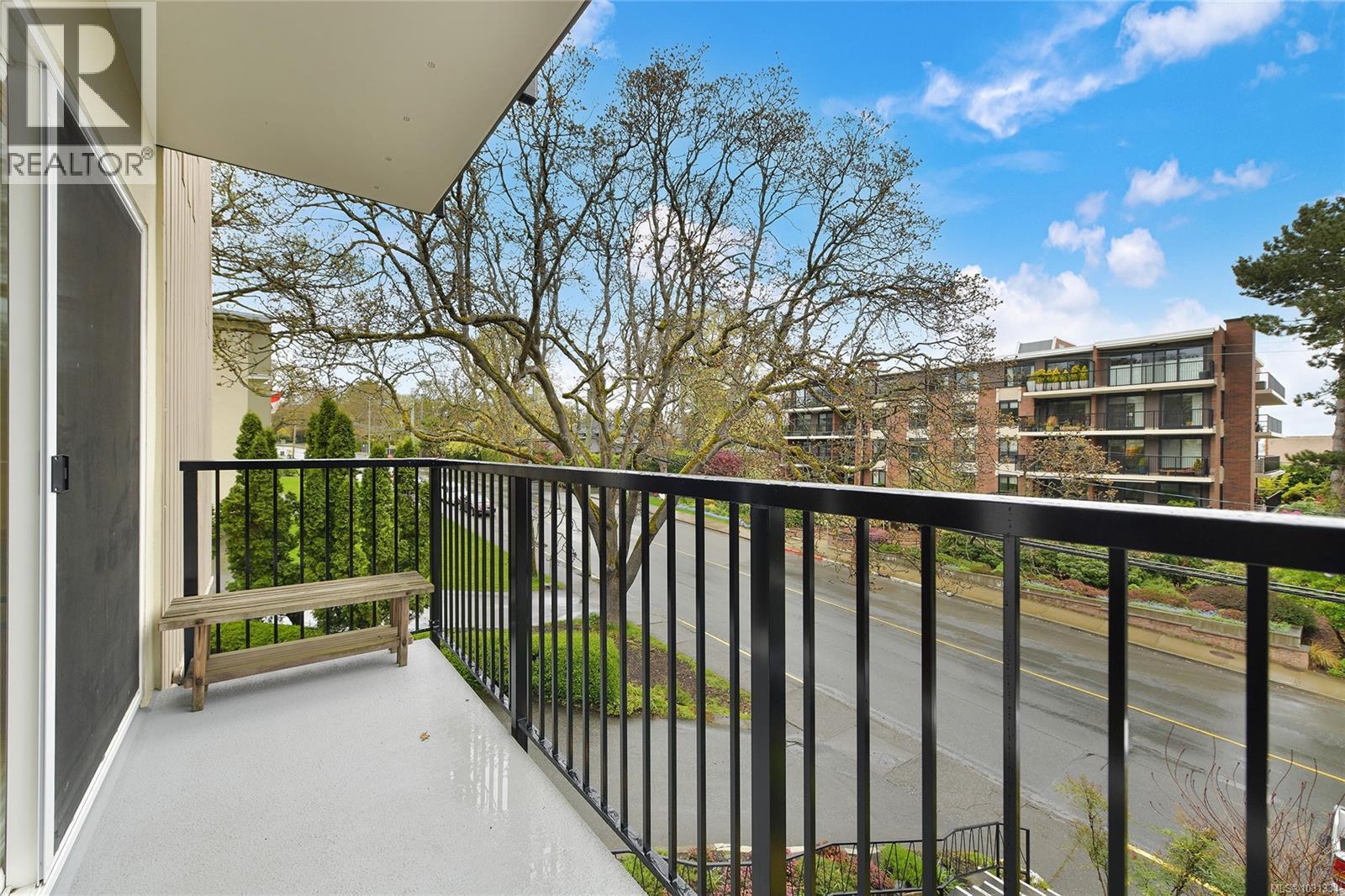 102 1400 Newport Avenue, Oak Bay