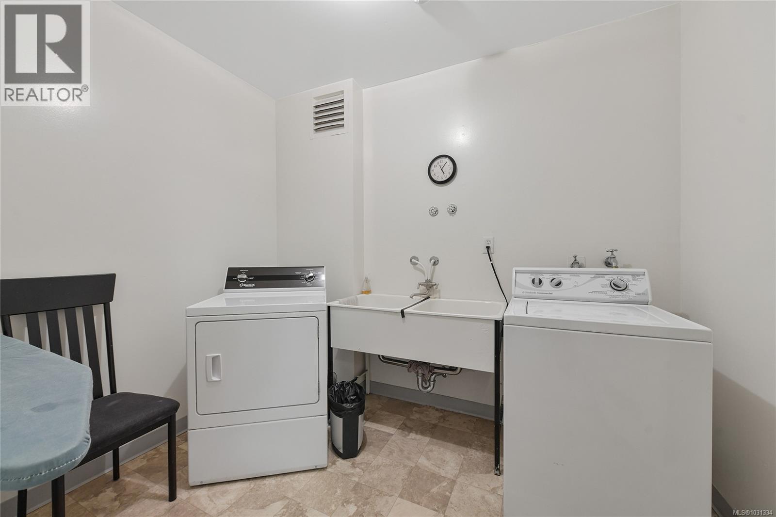 102 1400 Newport Avenue, Oak Bay