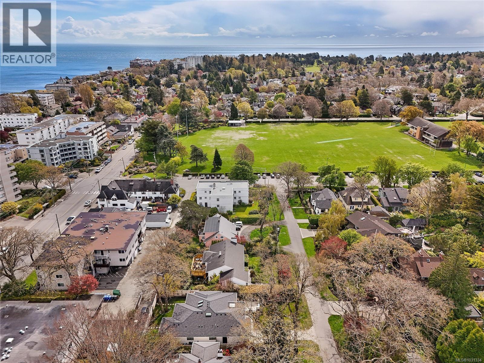 102 1400 Newport Avenue, Oak Bay