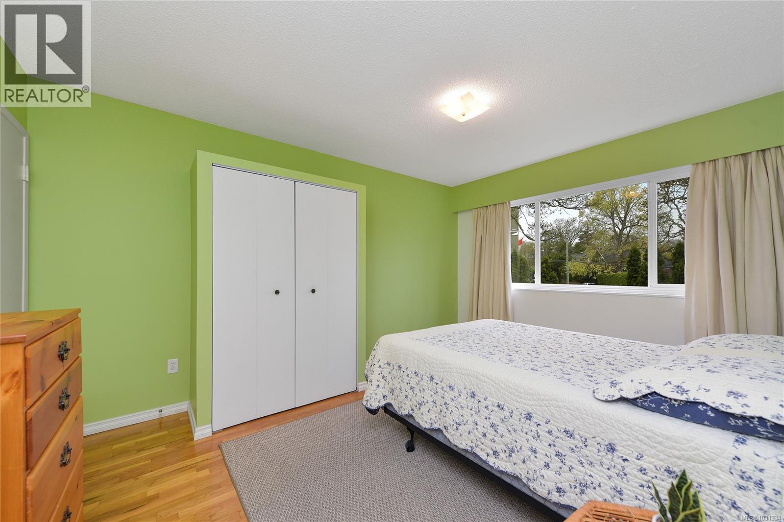 102 1400 Newport Avenue, Oak Bay