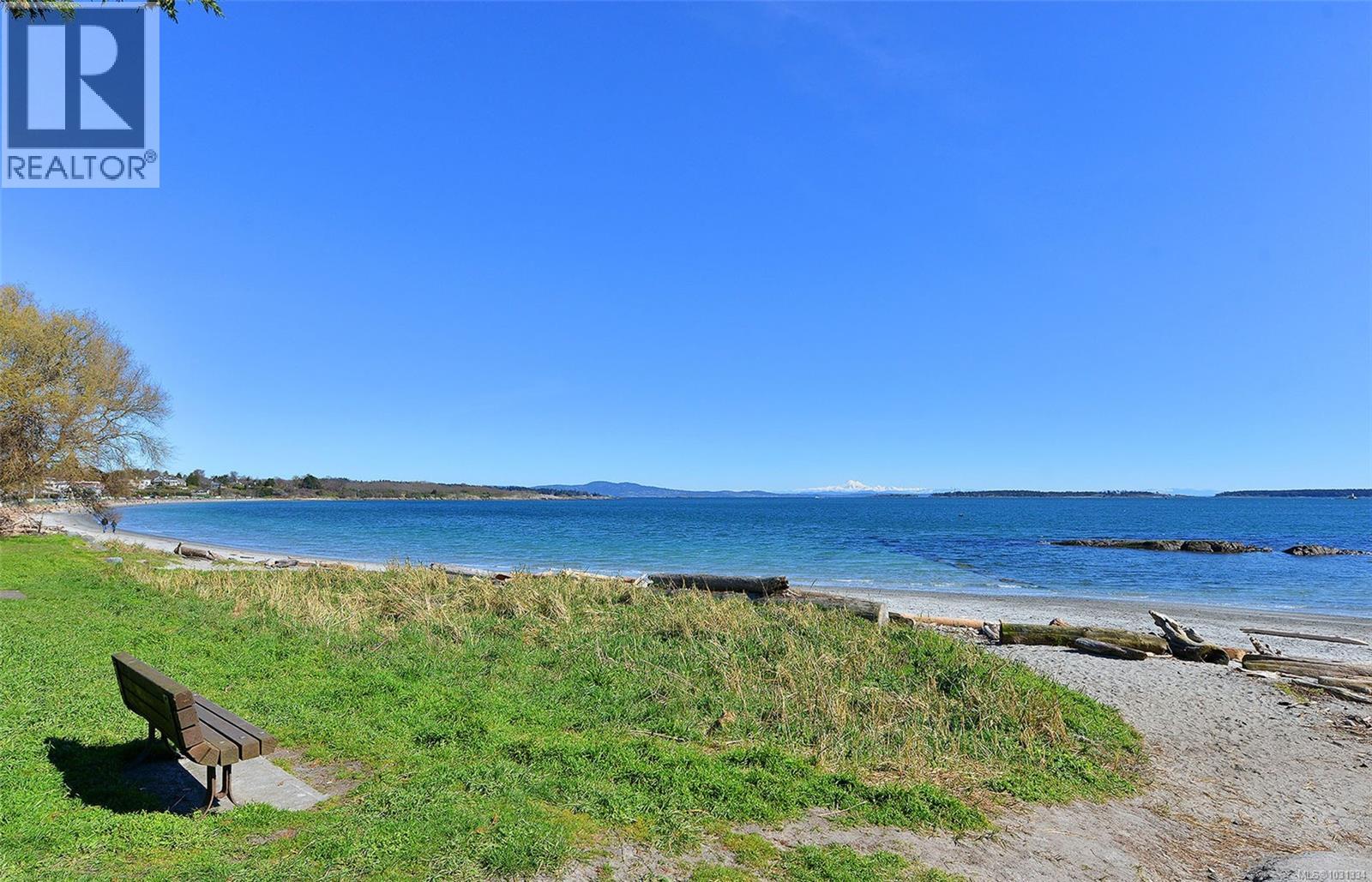 102 1400 Newport Avenue, Oak Bay