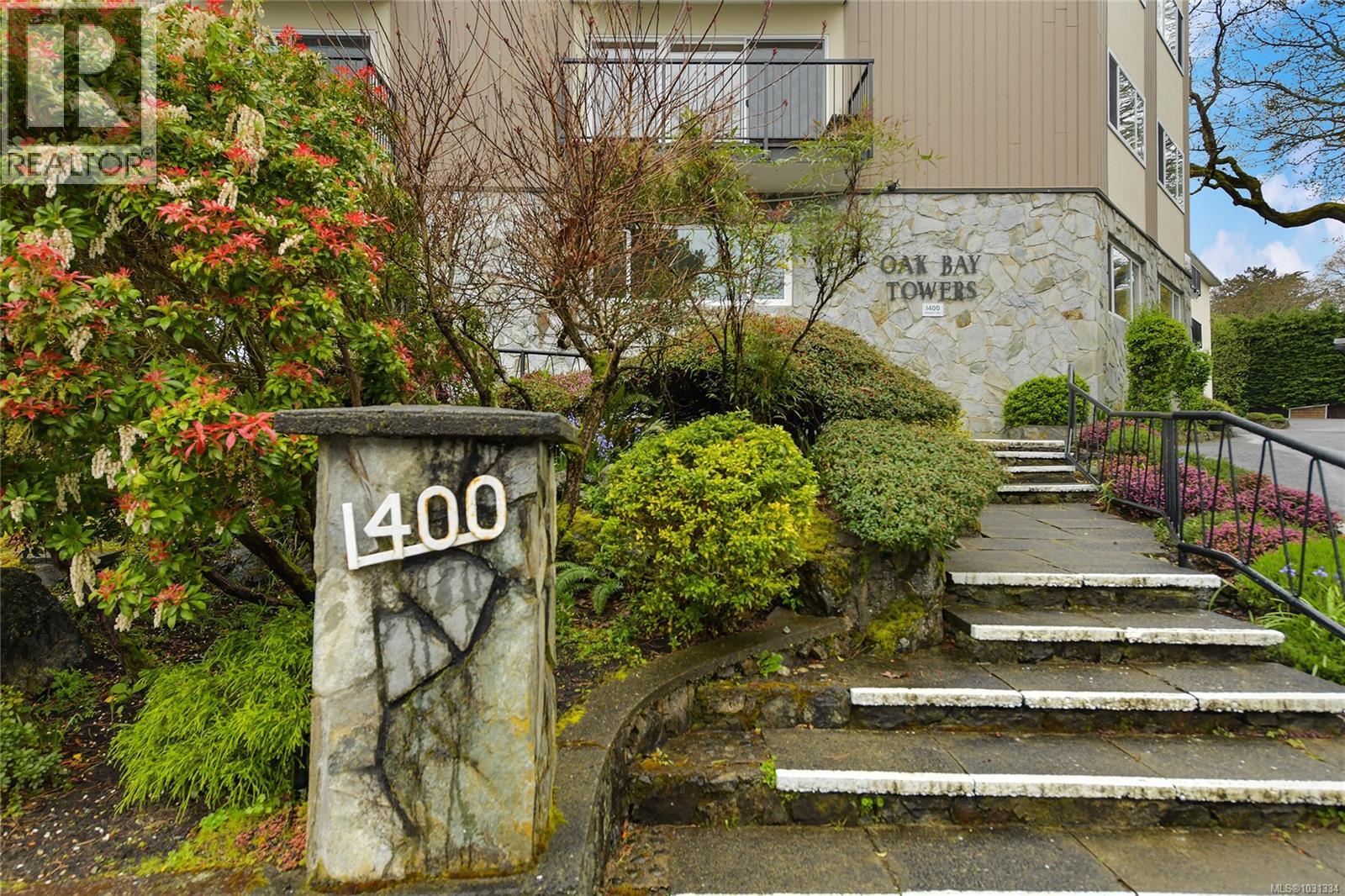 102 1400 Newport Avenue, Oak Bay