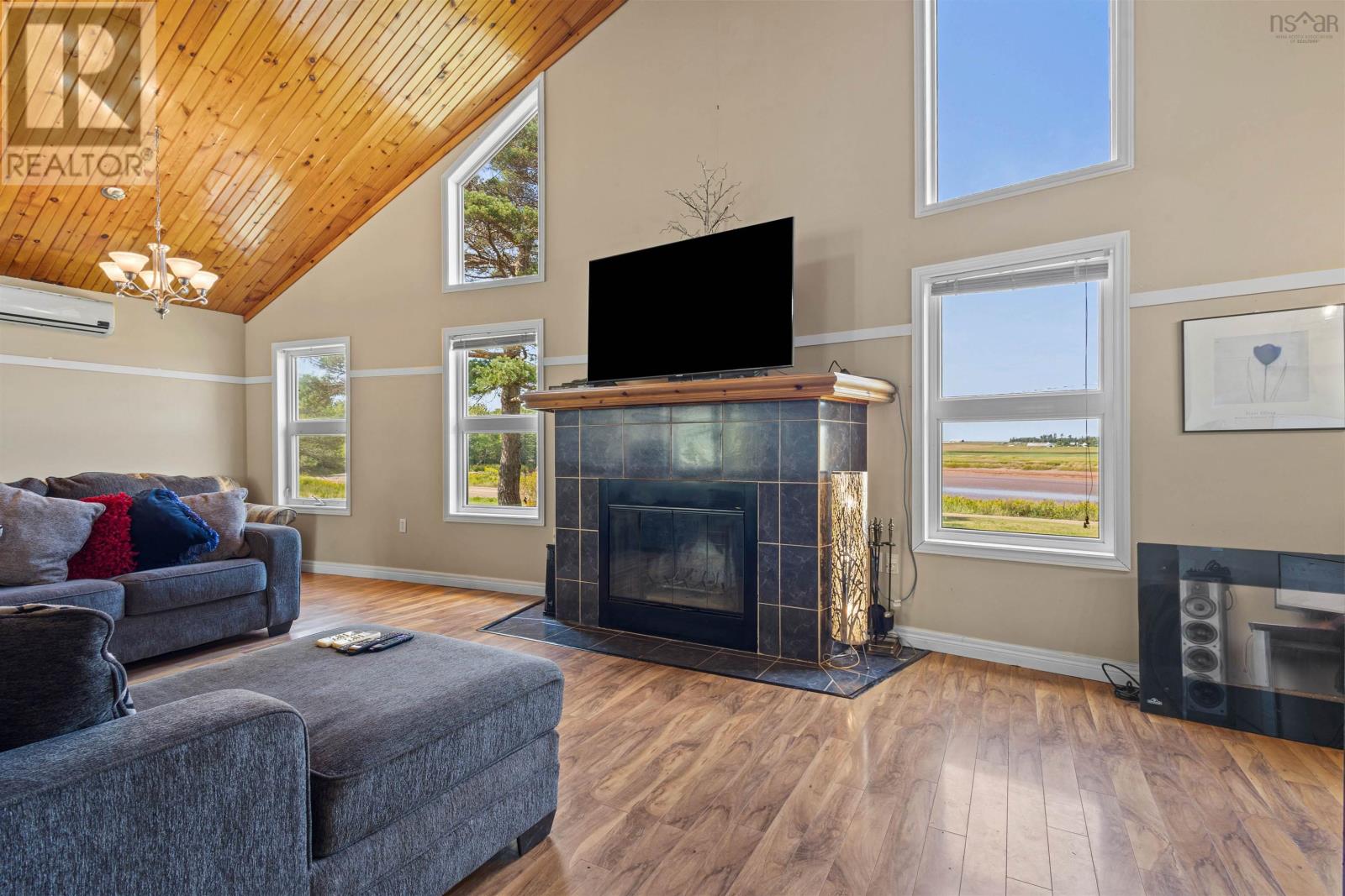 Property 17 of 41 of 320 Main Street W