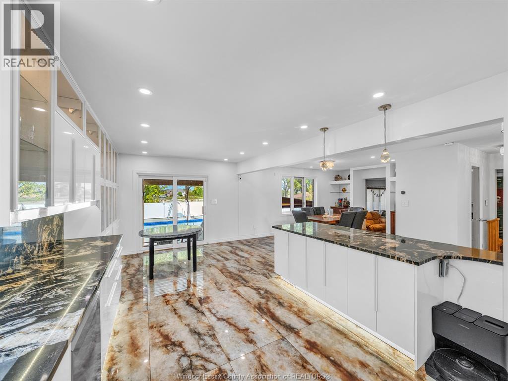 1098 STONEYBROOK CRESCENT - 11