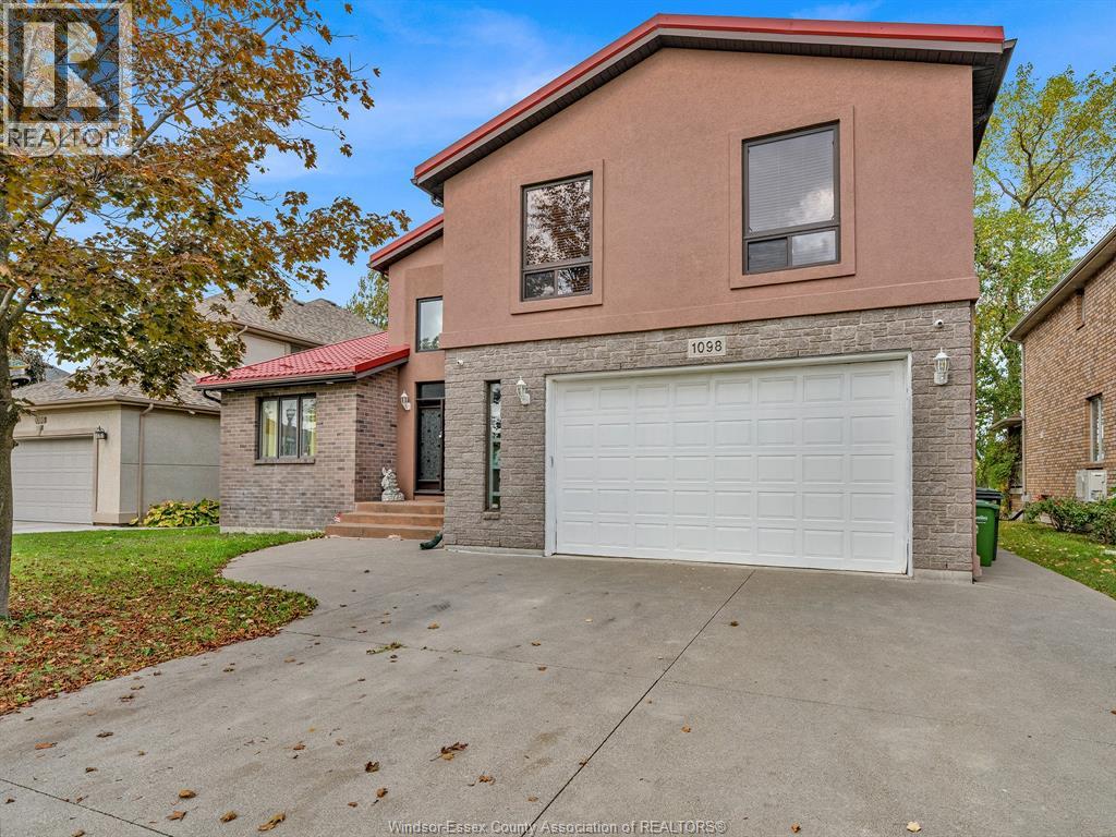 1098 STONEYBROOK CRESCENT - 2