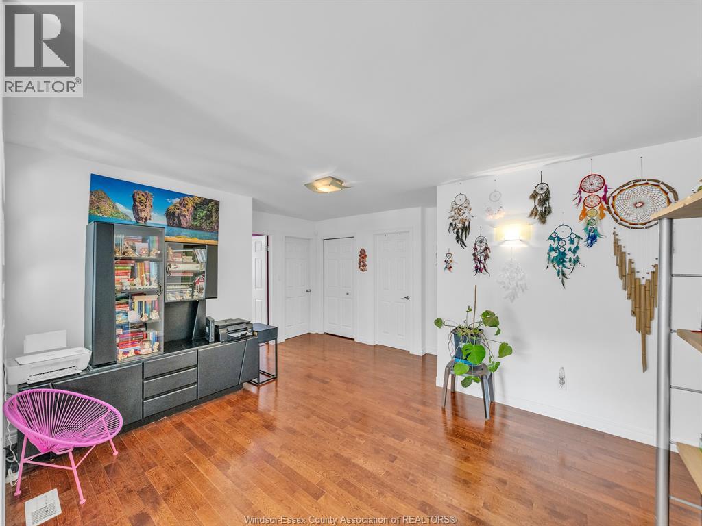 1098 STONEYBROOK CRESCENT - 22