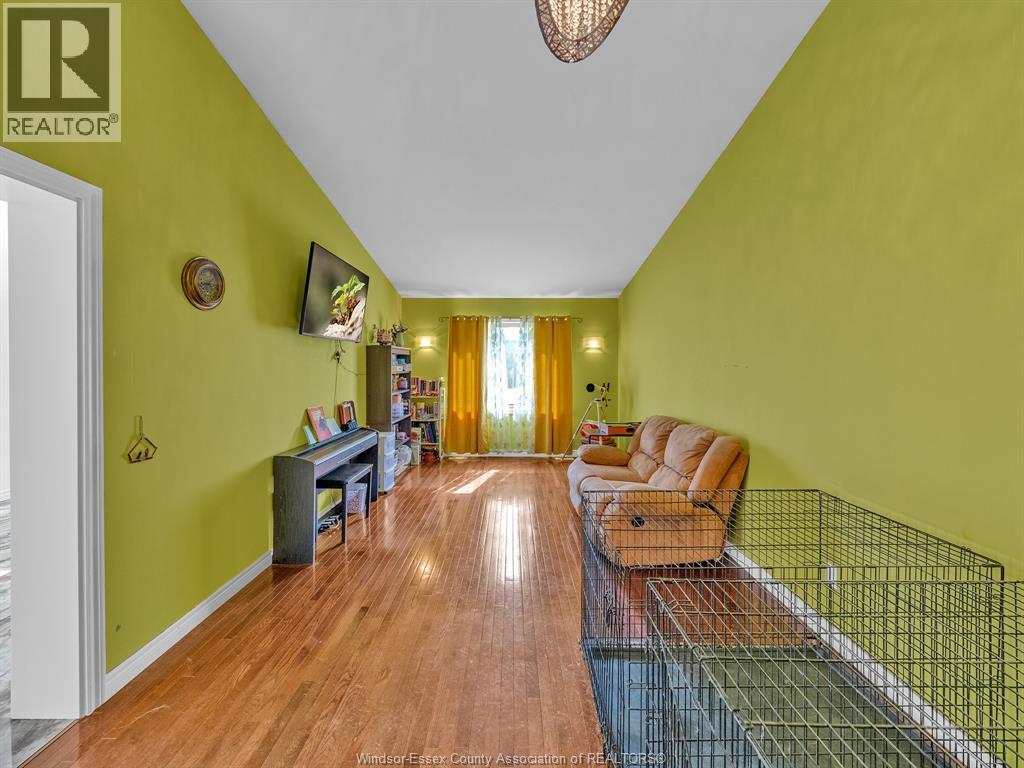 1098 STONEYBROOK CRESCENT - 34