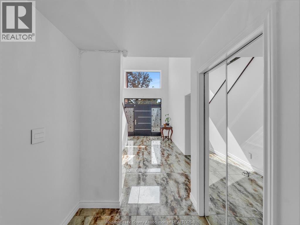 1098 STONEYBROOK CRESCENT - 4