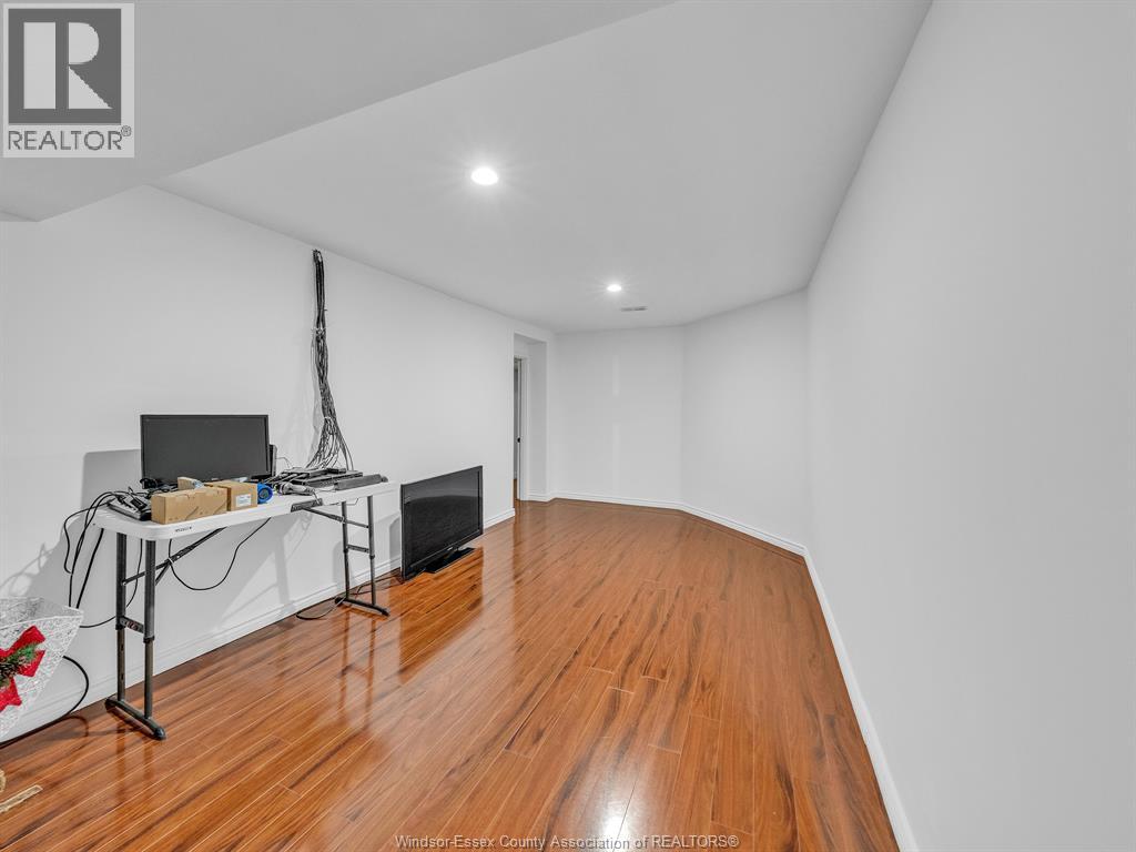 1098 STONEYBROOK CRESCENT - 42