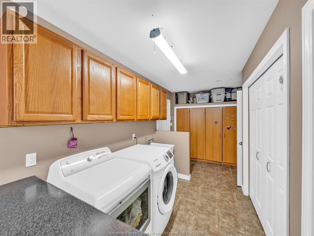 1098 STONEYBROOK CRESCENT - 43