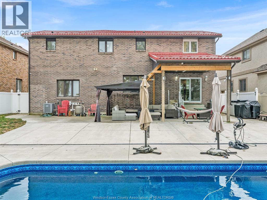 1098 STONEYBROOK CRESCENT - 47