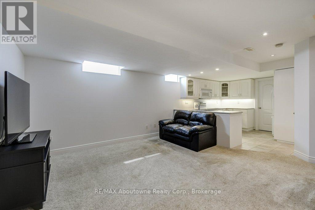 2454 GREENWICH DRIVE - 32