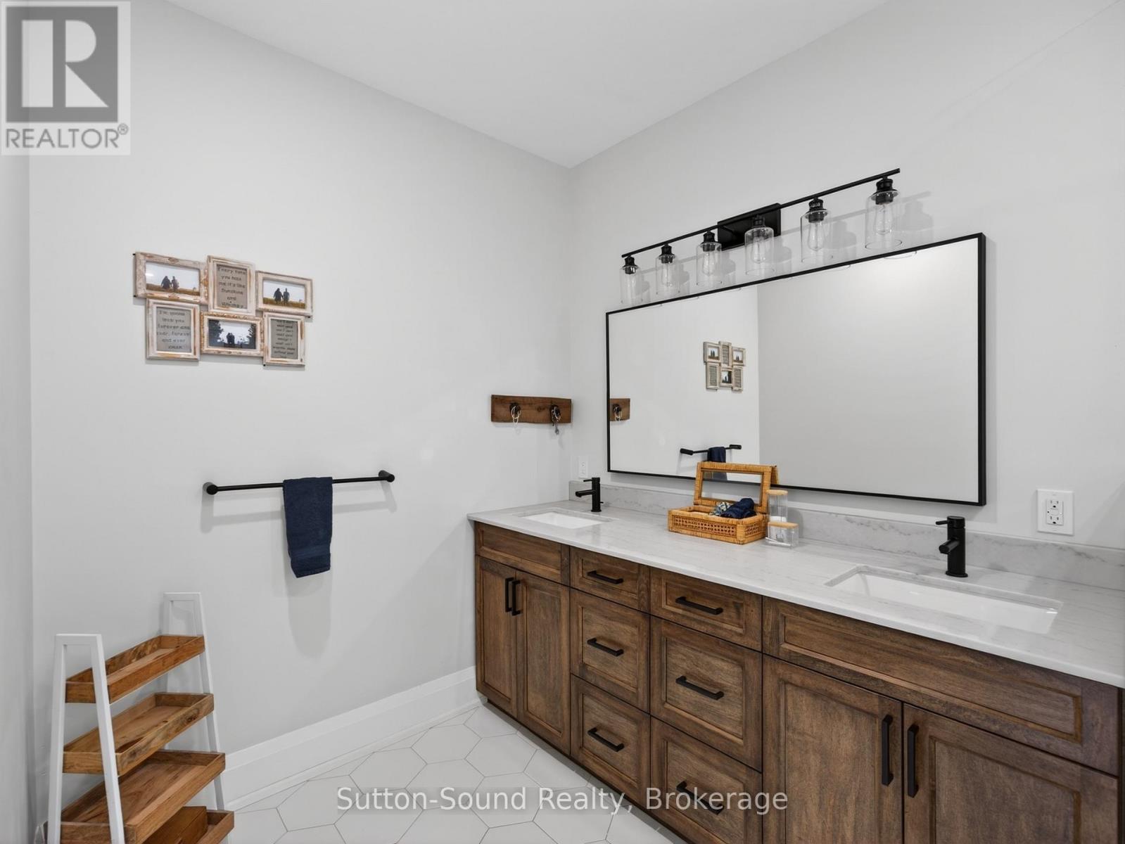 240 BRUCE STREET - 32