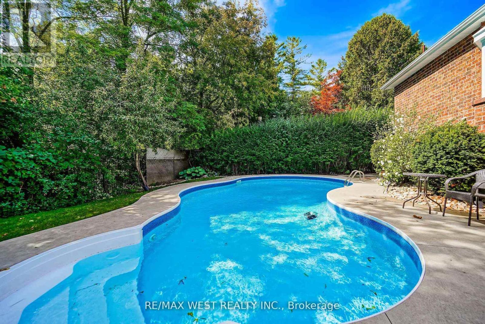 81 WOODVIEW DRIVE - 40