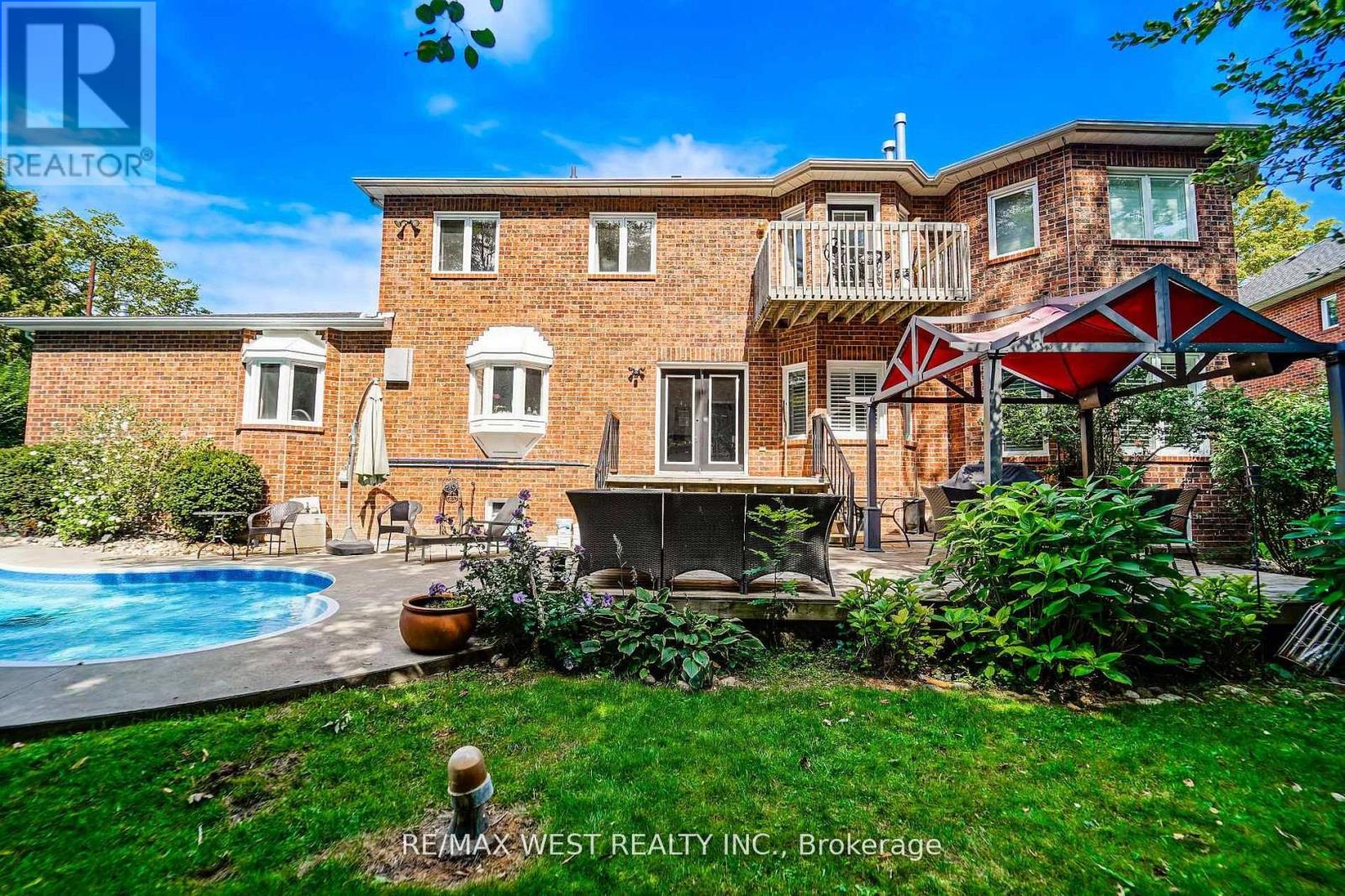 81 WOODVIEW DRIVE - 38