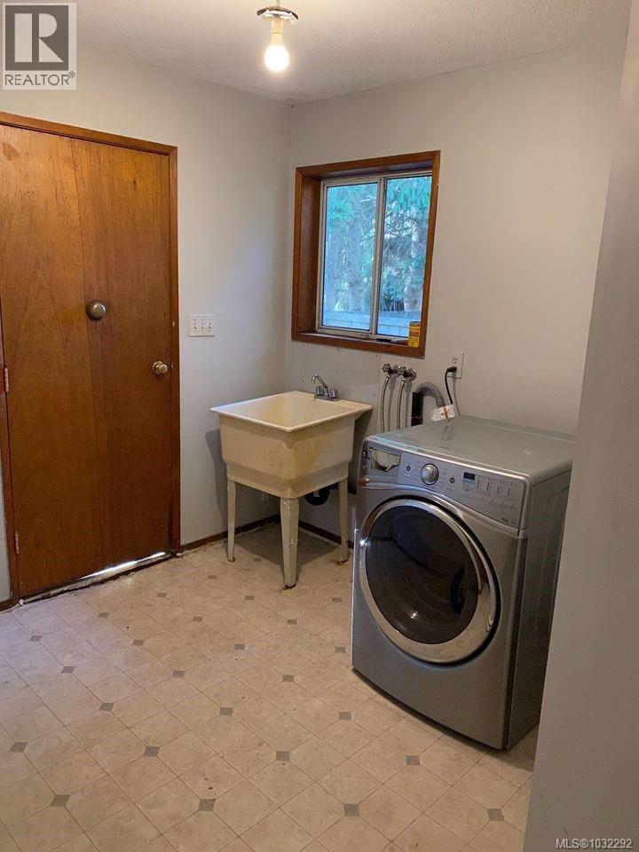 1146 Sluggett Rd, Central Saanich