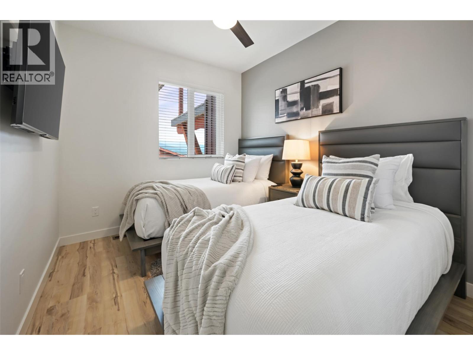 #22B 5150 FAIRWAY DRIVE - 33