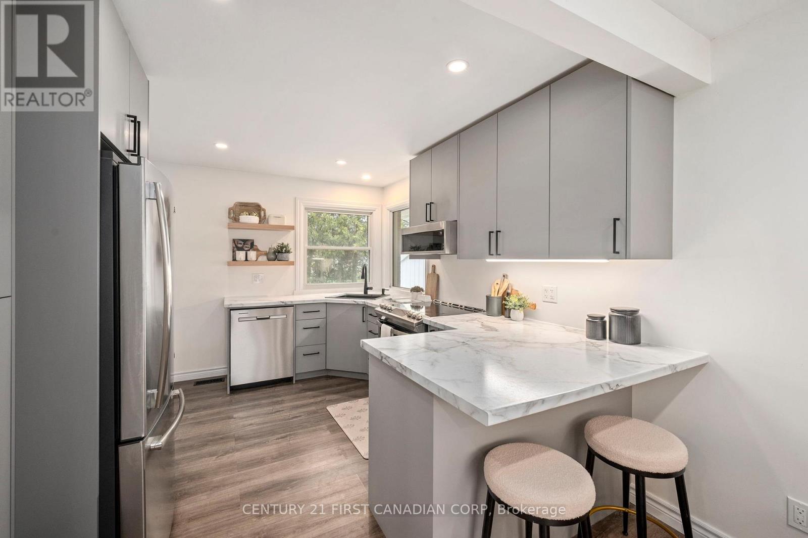 6 BRETON PARK CRESCENT Property Photo