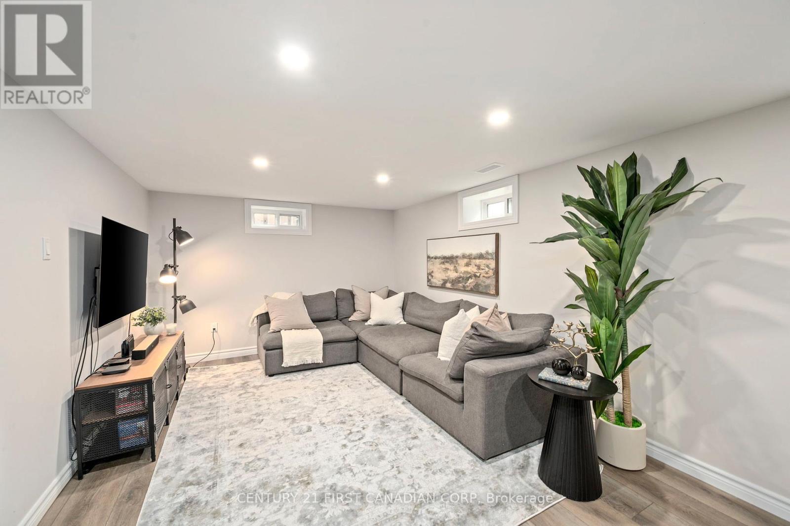 6 BRETON PARK CRESCENT Property Photo