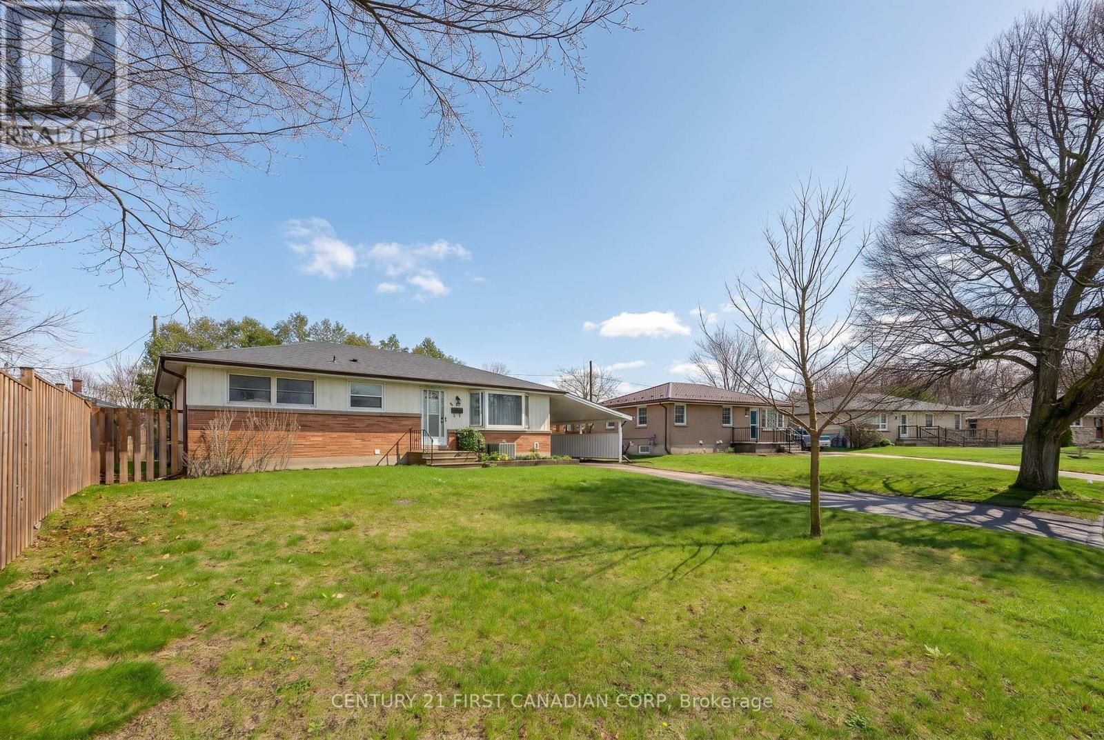 6 BRETON PARK CRESCENT Property Photo