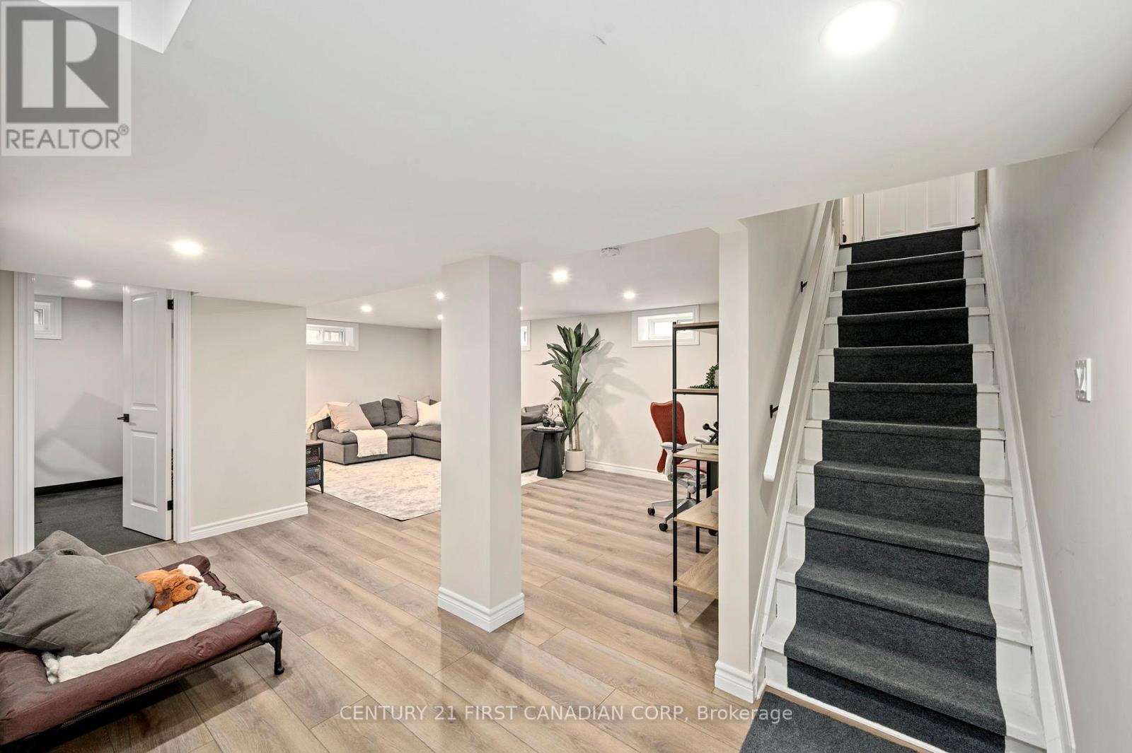 6 BRETON PARK CRESCENT Property Photo