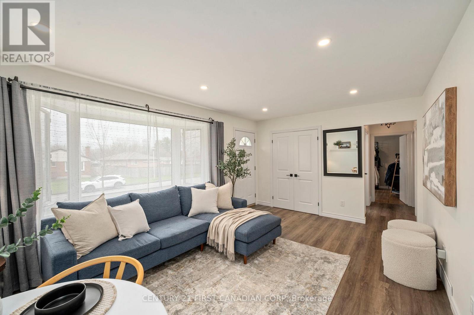 6 BRETON PARK CRESCENT Property Photo