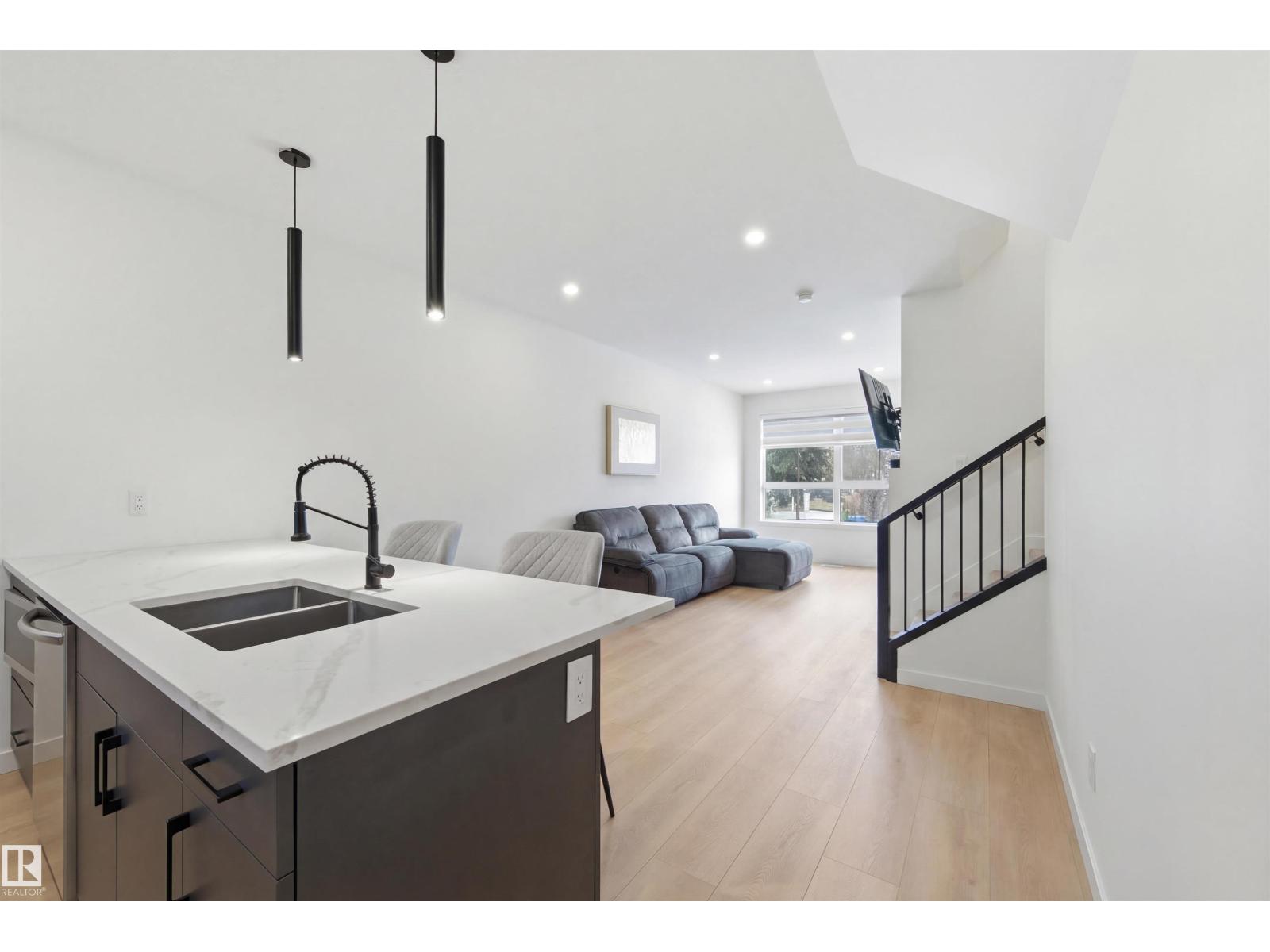 #3 12204 121 AV NW, Edmonton