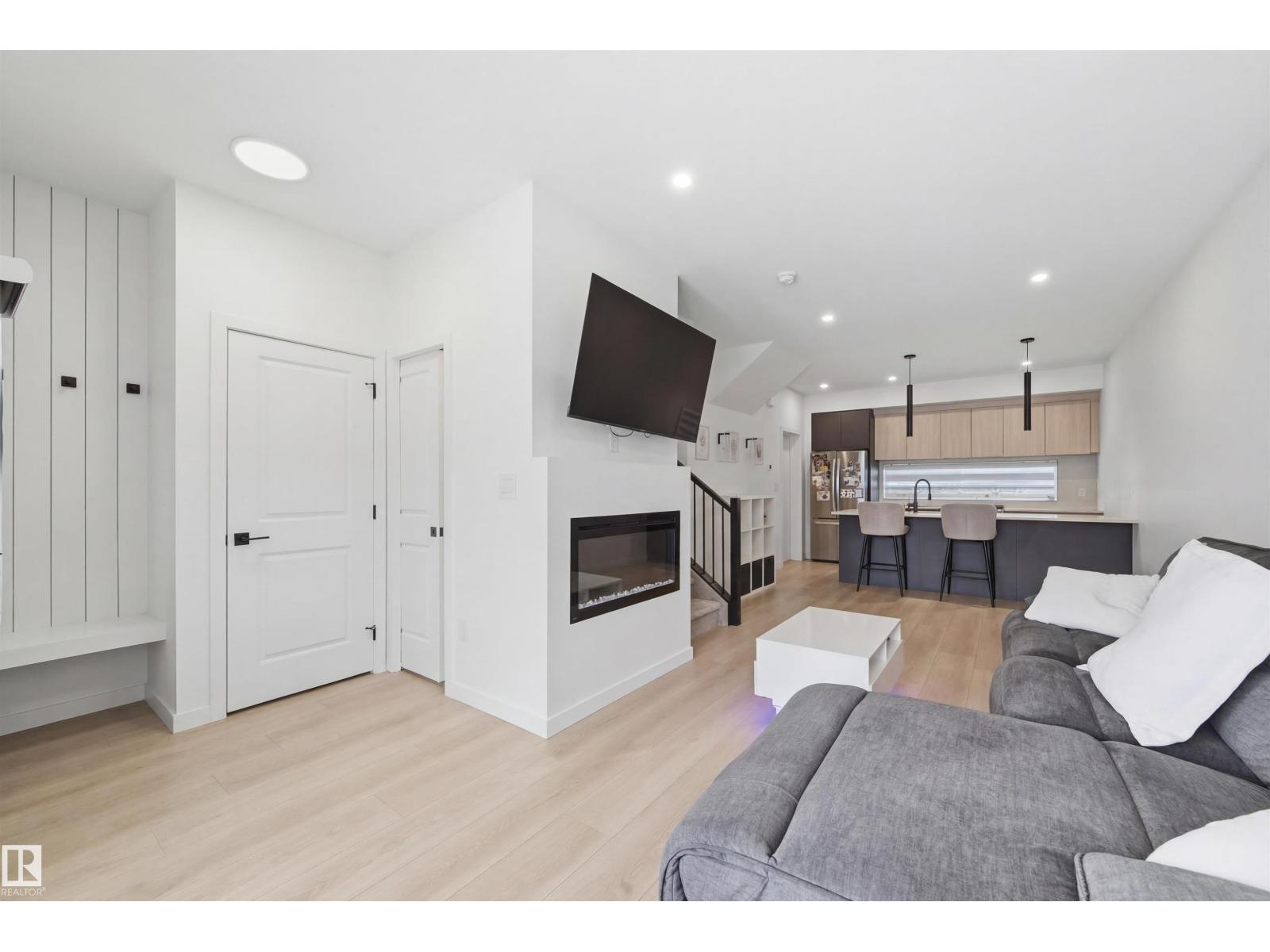 #3 12204 121 AV NW, Edmonton