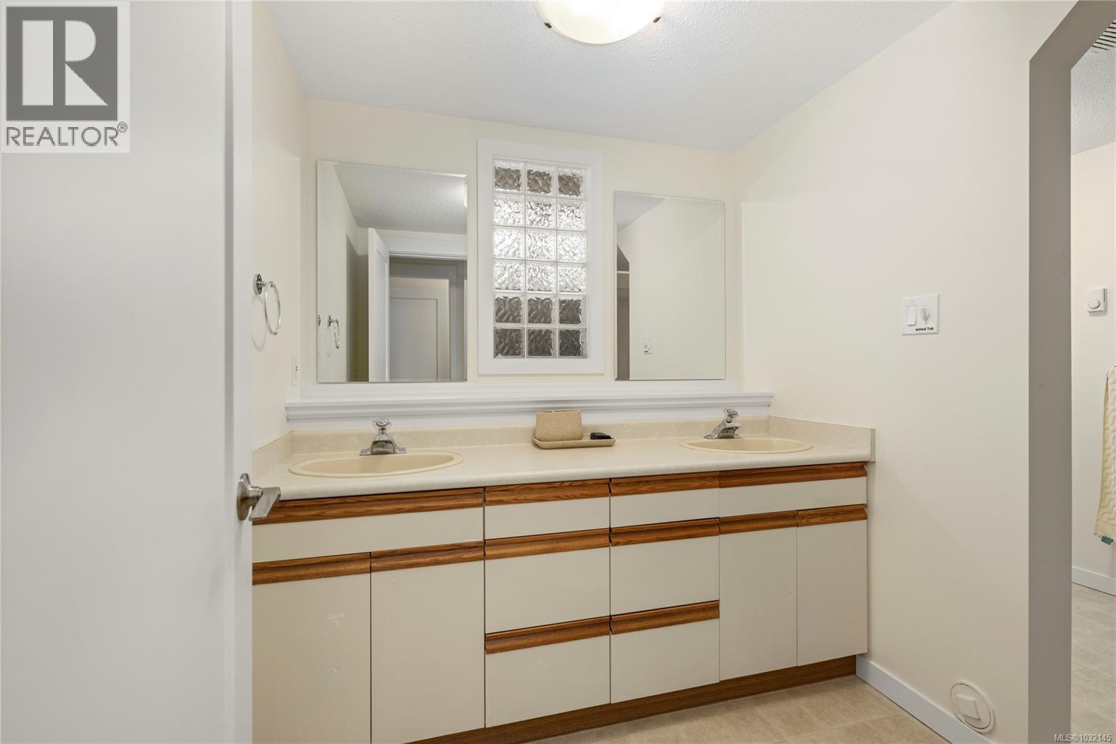 6255 SECHELT DR - 39