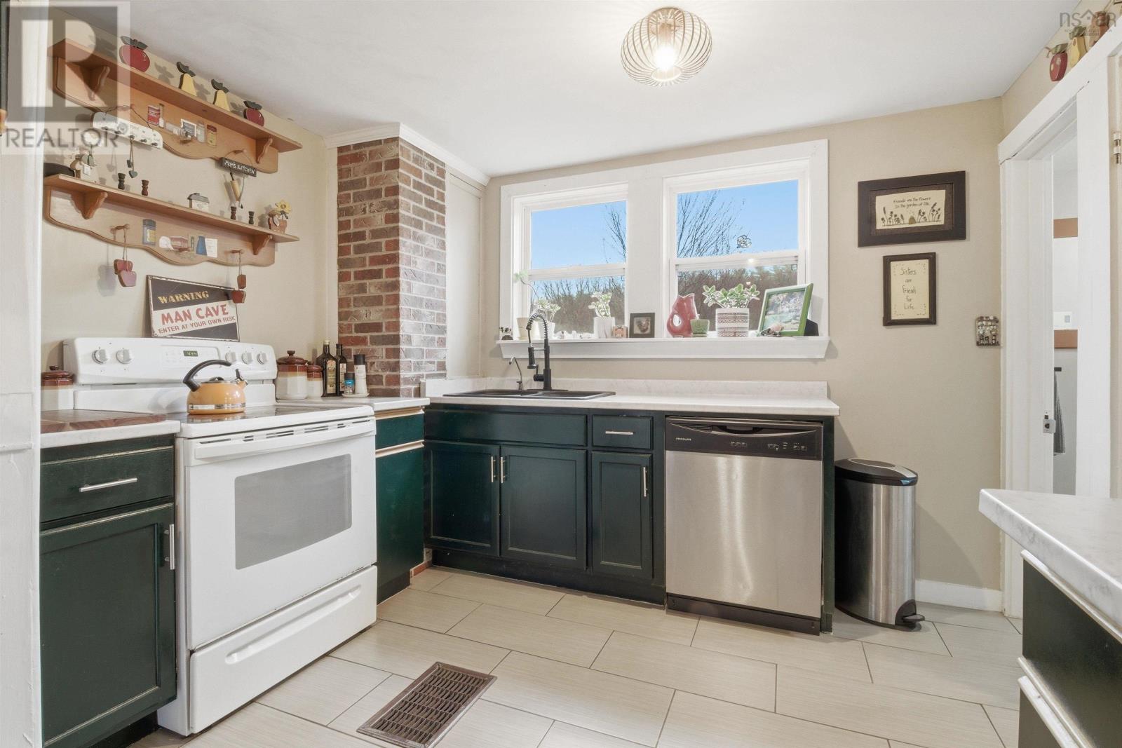 Property 4 of 29 of 12164 Highway 1