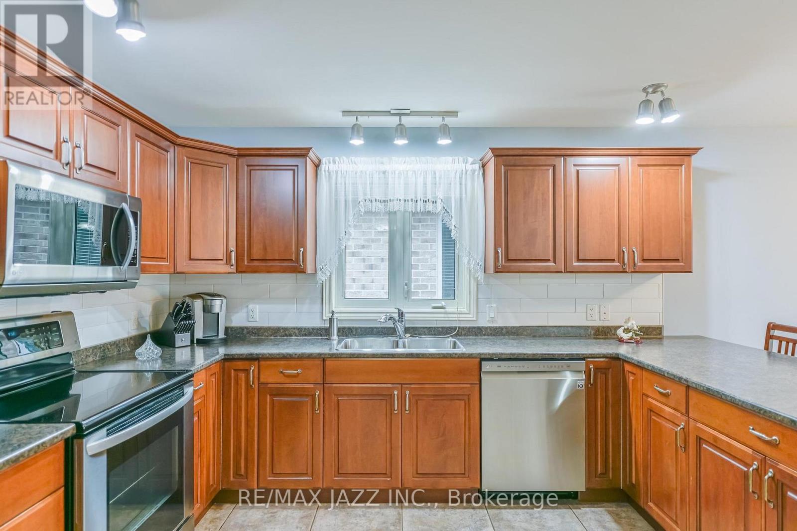 33 ASHWOOD CRESCENT - 14