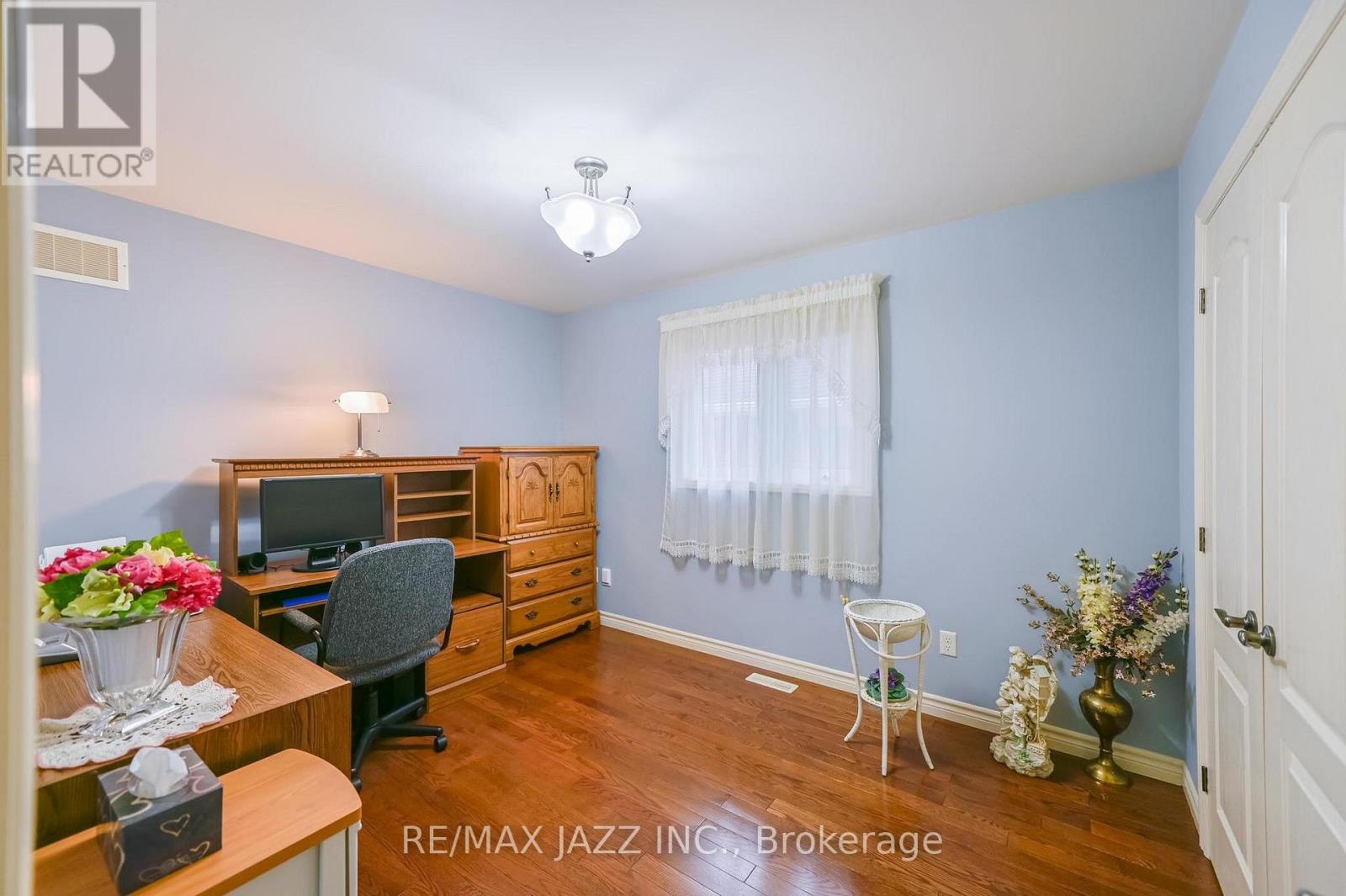 33 ASHWOOD CRESCENT - 25