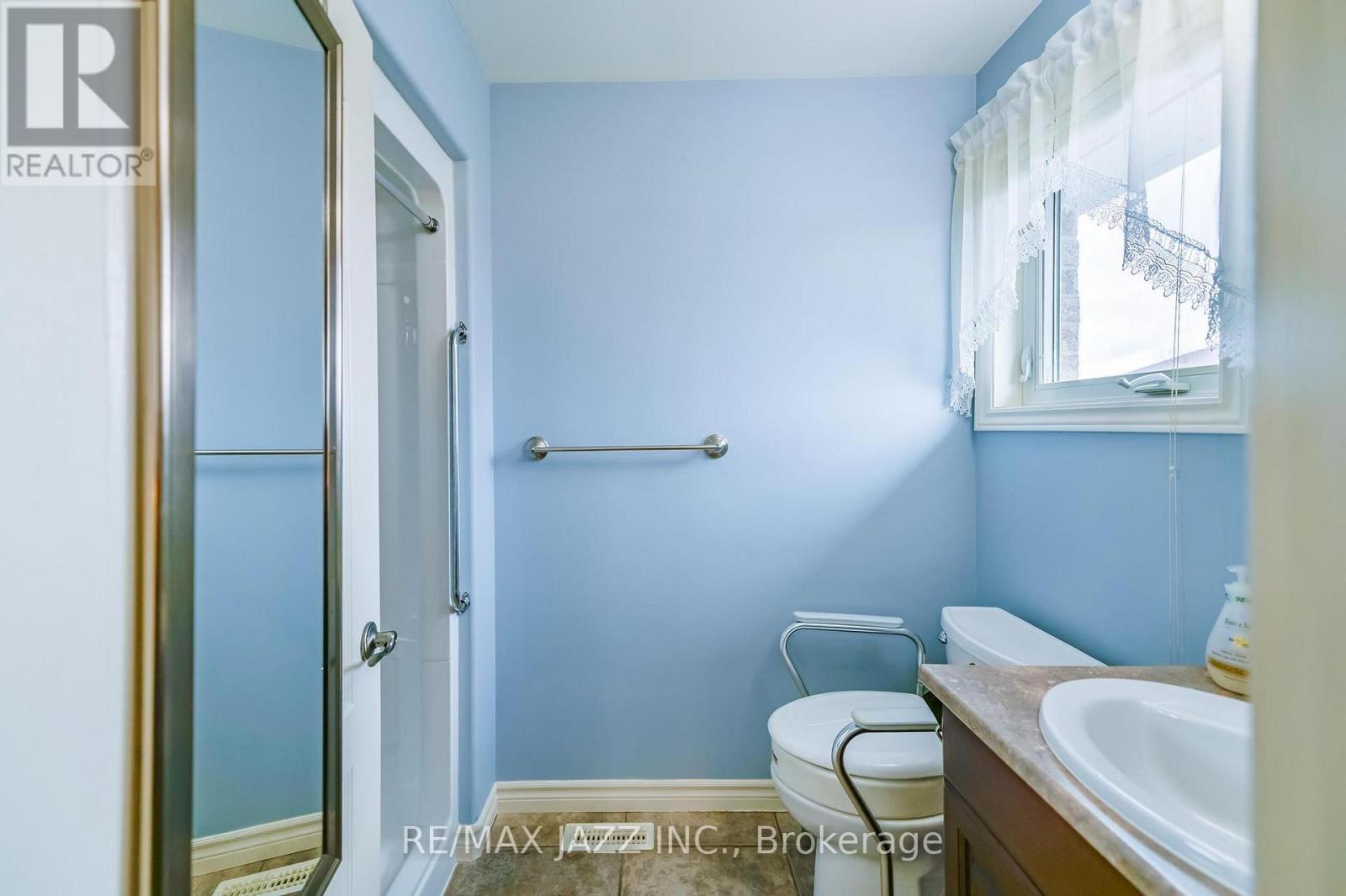 33 ASHWOOD CRESCENT - 28