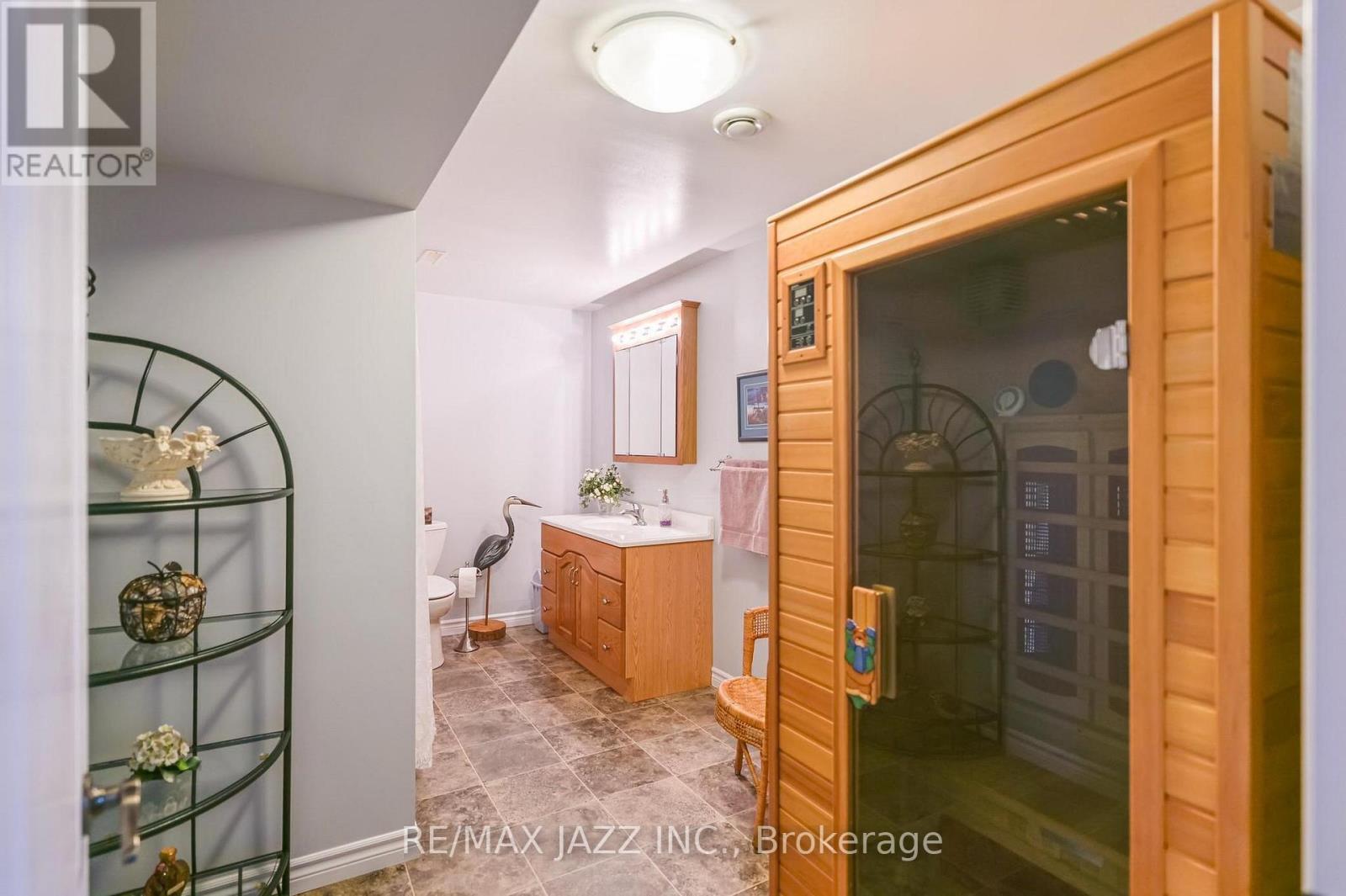 33 ASHWOOD CRESCENT - 36