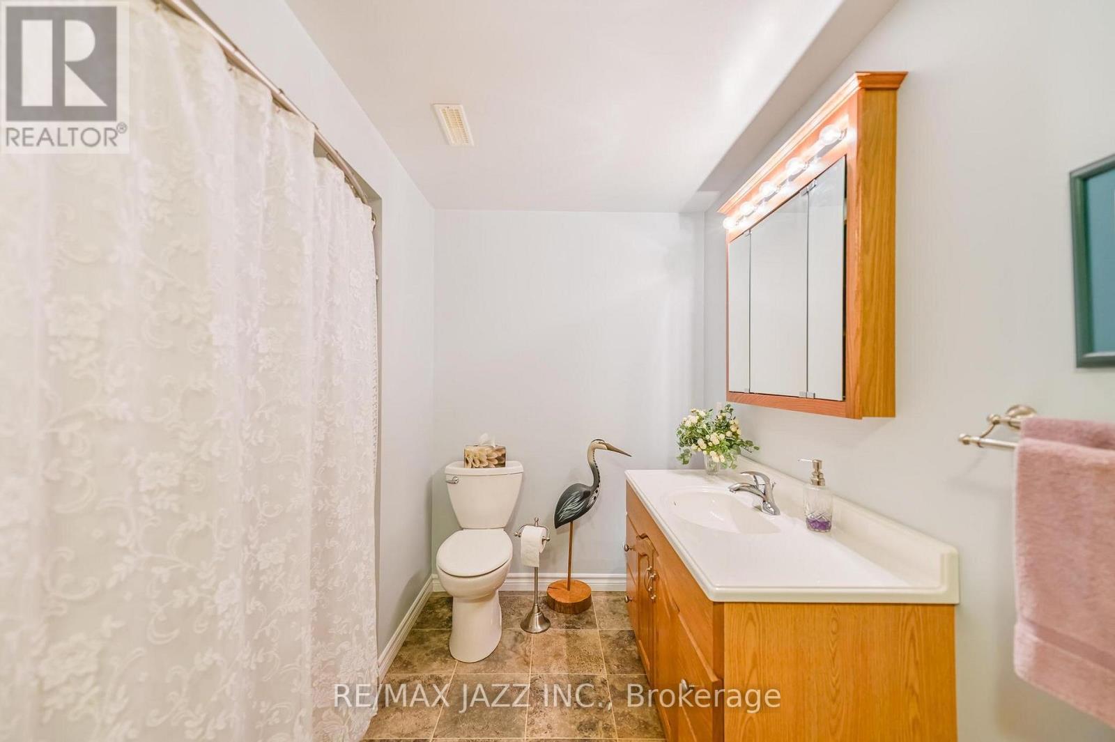 33 ASHWOOD CRESCENT - 37