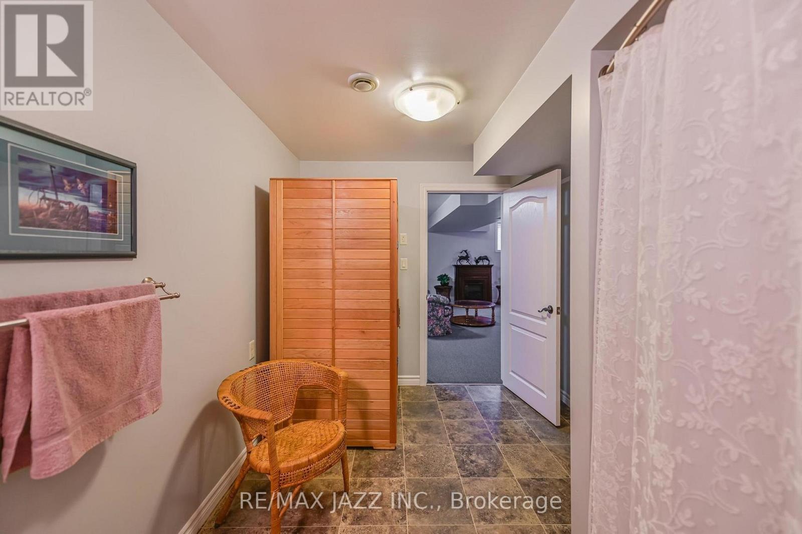 33 ASHWOOD CRESCENT - 38